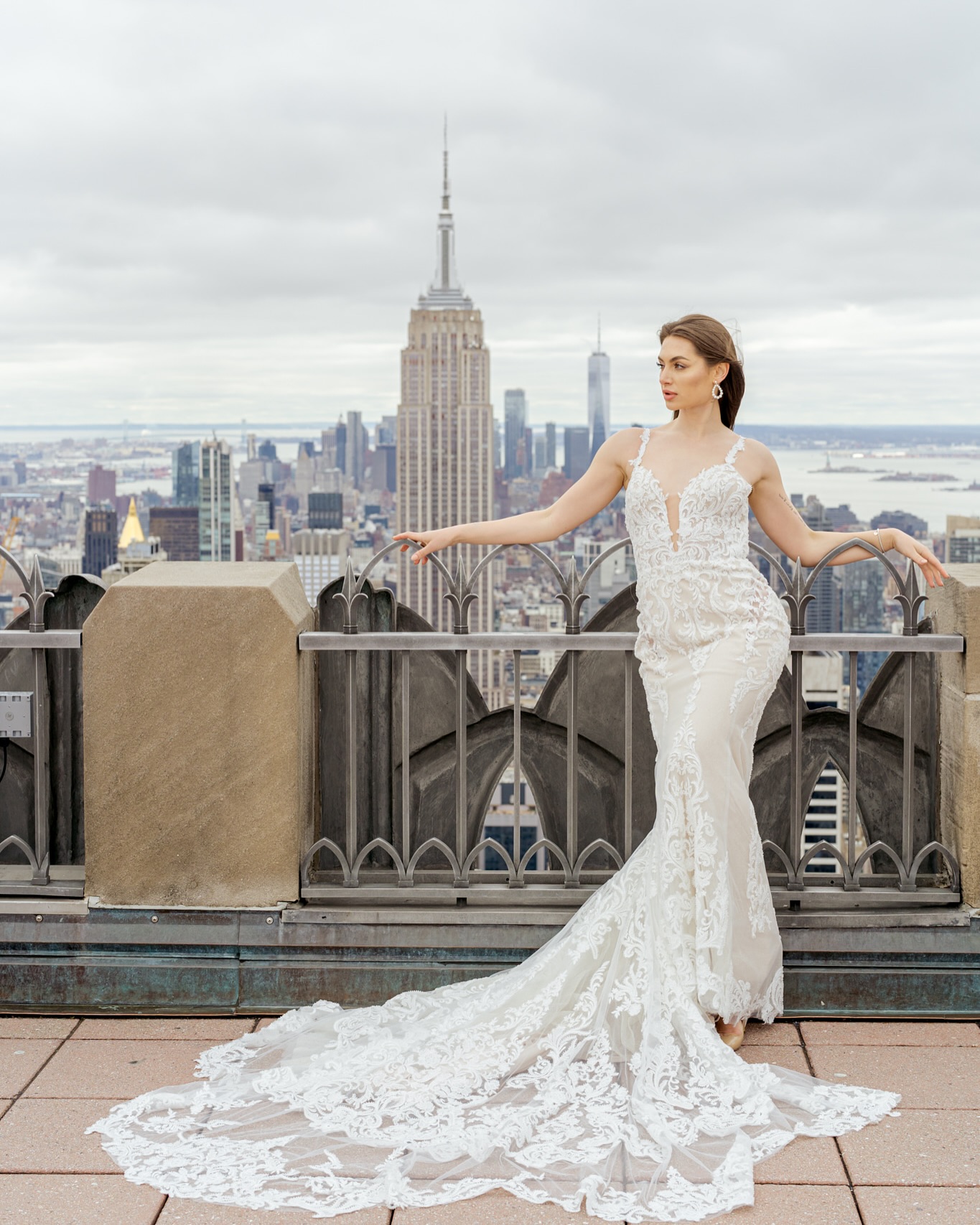 Bridal dreams meet city skyline🗽Top of the rock today, New York Bridal Fashion Week next week ! 💗
Photographer @kelleywphotos
Floral @_mdlevents_
Beauty @tayly_li
Get the dress from @marehcouture with @evieyoungbridal