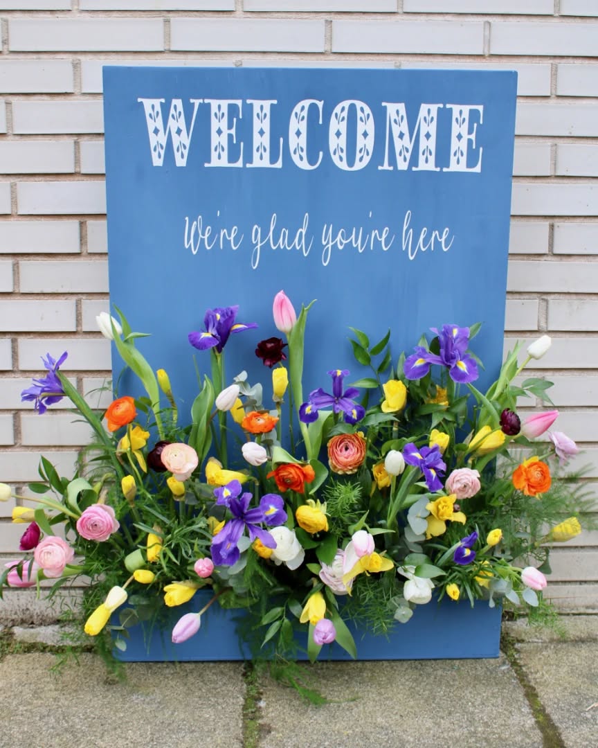 Hooray spring is finally here! So is my lovely new sign to welcome your guests which can be personalised just for you.❤️ #springflowers #scottishwedding #scottishspringwedding #weddingfloristedinburgh #weddingflowersedinburgh #weddingwecomesign #flowerwelcomesign