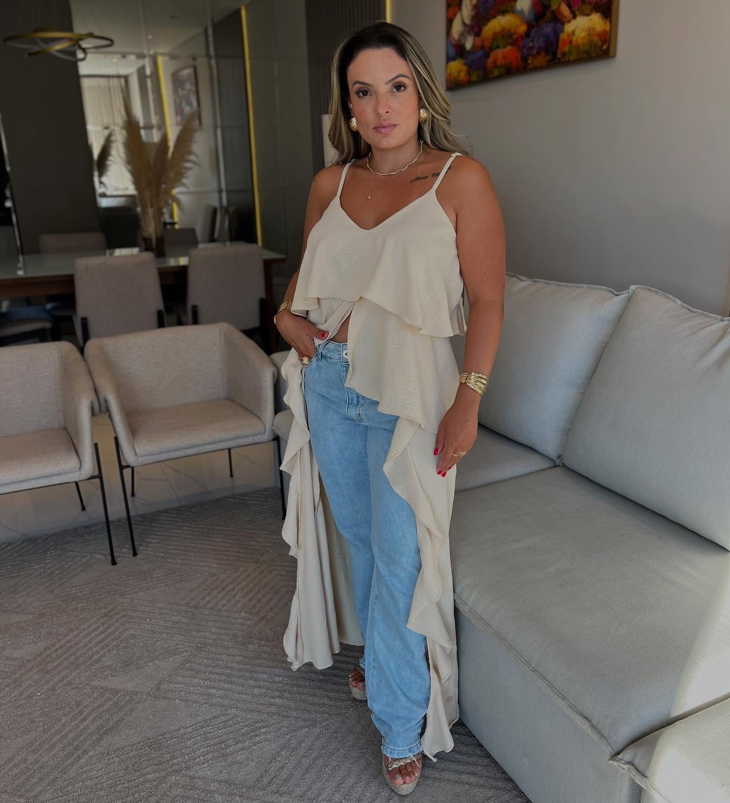 Leve, elegante e cheia de personalidade ✨ Essa blusa boho nude alongada é aquele toque de estilo que transforma qualquer look! #BohoChic