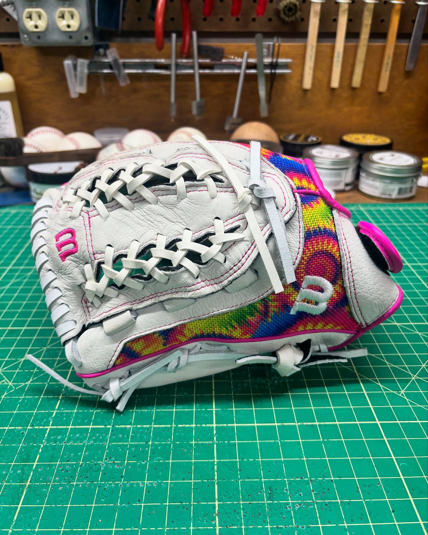 I don’t get to do many left handed gloves but I really enjoyed color mixing the lace on this psychedelic Wilson! I also got to use @azglovelab shop made cleaner on the white leather and it worked great, very impressed 👍. Also added a SHOCKtec palm pad insert with some break-in and this glove is game ready!
#wilson #makingyourglovegreatagain #relacednotreplaced #relacedontreplace #staygrassy