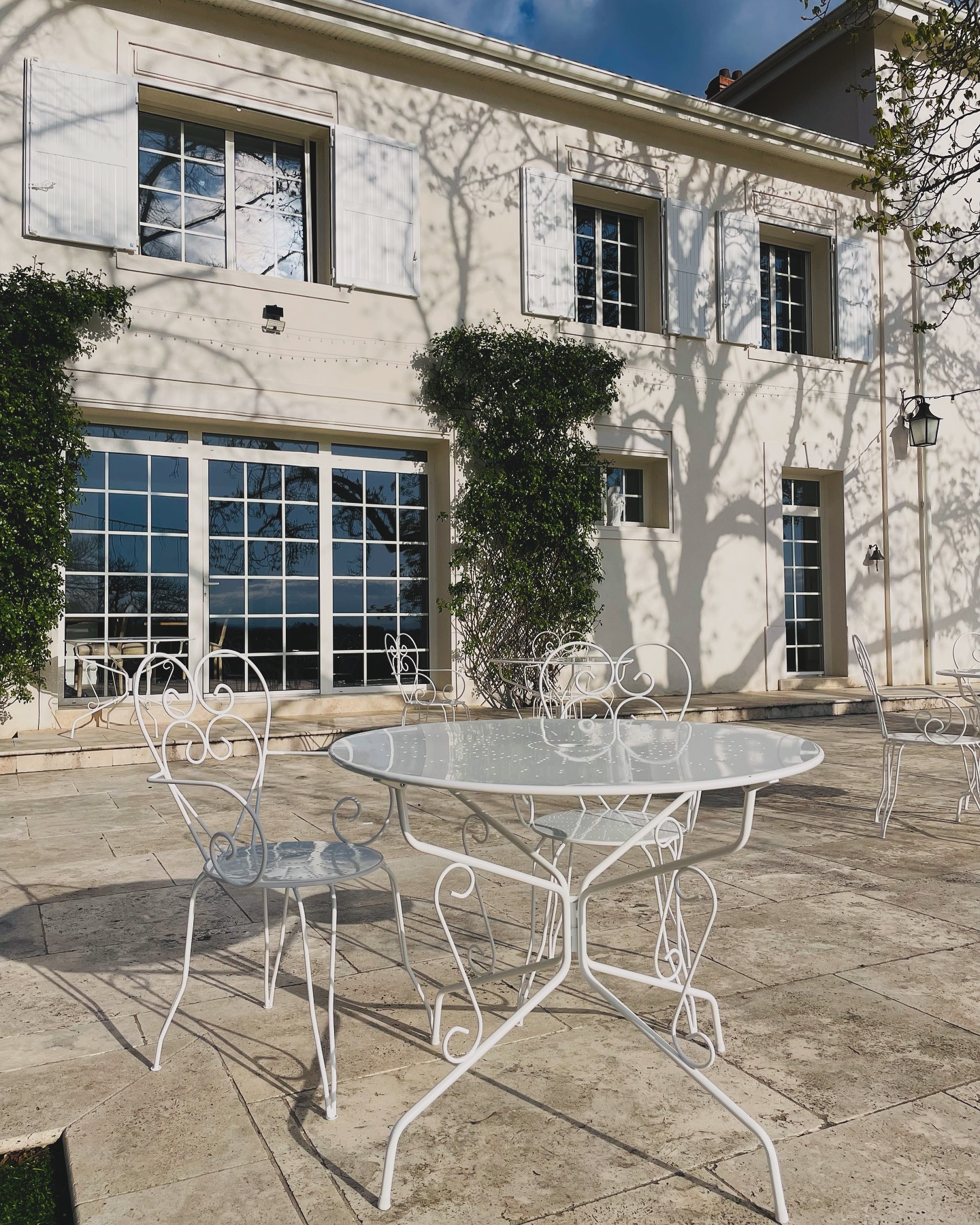 🌸 Le printemps est enfin là au Domaine de Bonaveau ! 🌸🌿
Nous sommes ravis de vous présenter notre toute nouvelle terrasse, avec son mobilier de jardin moderne et confortable, prêt à vous accueillir pour des moments de détente en pleine nature. 🌞🍃
Venez profiter de l’air frais, des rayons du soleil et du cadre idyllique qui entoure notre domaine. C’est le moment parfait pour savourer un verre en extérieur et profiter de la beauté du printemps. ✨🍷
#Printemps #Terrasse #MobilierDeJardin #DomaineDeBonaveau #Nature #Détente #Évasion #Soleil #Jardin #inspirationextérieure