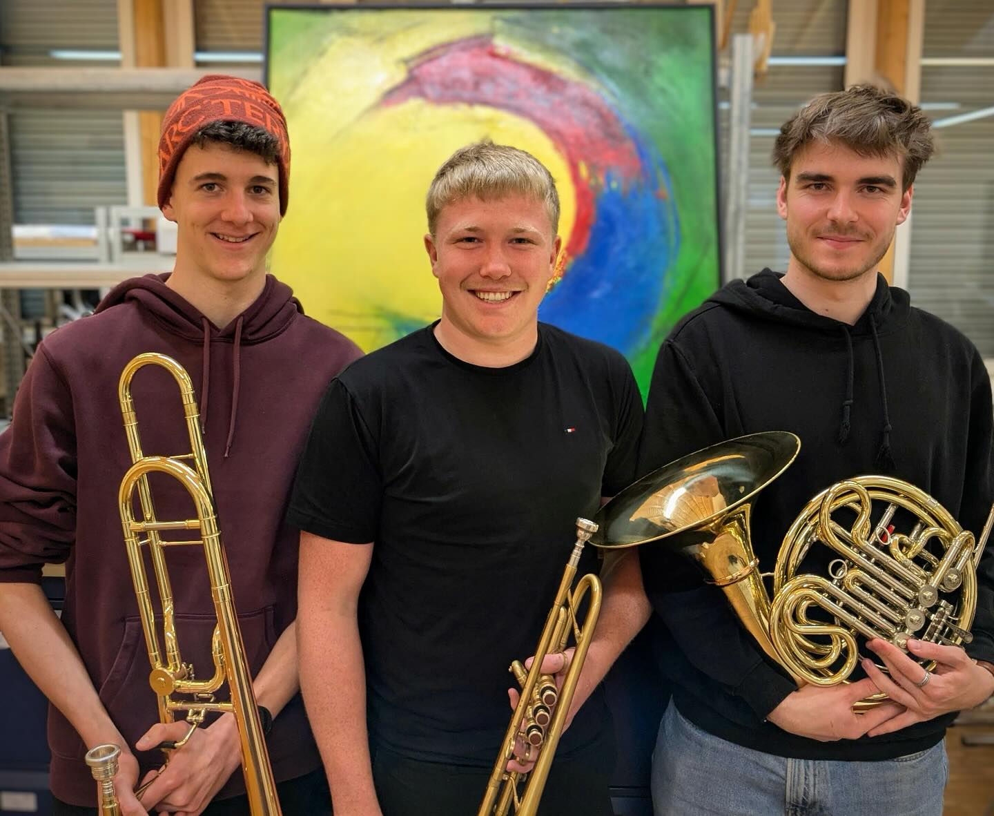 Erfolg am Luzerner Solo- und Ensemblewettbewerb 2025 💪🏼🤩
Am vergangenen Wochenende zeigten drei Musikanten der Harmoniemusik Hitzkirchertal (HMH) am 32. Luzerner Solo- und Ensemblewettbewerb in Neuenkirch herausragende Leistungen. Noah Schneller erspielte sich auf der Bassposaune 93 von 100 möglichen Punkten und sicherte sich somit den 3. Rang in seiner Kategorie. Sascha Eggstein erreichte auf der Trompete mit 91,5 Punkten den 8. Rang, und Yanis Muff erzielte bei seiner ersten Teilnahme auf dem Waldhorn bemerkenswerte 88 Punkte.
Die HMH ist sehr stolz auf ihre Solisten, gratuliert ihnen herzlich zu diesen tollen Leistungen und wünscht ihnen weiterhin viel Spass und Freude beim Musizieren! ❤️🖤
#hmh #harmoniemusikhitzkirchertal #lsew #luzernersoloundensemblewettbewerb #neuenkirgh #stolz #solisten