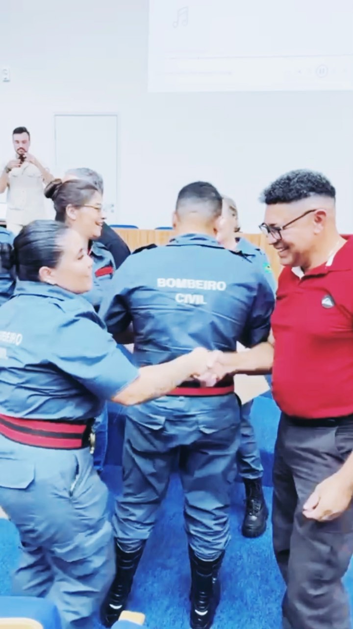 “Todo suor e trabalho bem feito, no final tem uma recompensa.” 🙏🏻
É com muito orgulho, que concluímos mais uma turma de Formação de Bombeiro Profissional Civil! 👩🏻🎓🧑🏽🎓
Que honra e que sentimento incrível é saber que todo o trabalho, esforço e dedicação… no final vale a pena, porque são por momentos como esse que nos fazem acreditar a cada dia mais no que fazemos!
Gratidão a cada aluno(a) que passa por nossa escola e acredita em nosso trabalho, porque sem vocês nada disso seria possível, por isso dedicamos com todo amor e carinho esse momento tão especial que é a formatura, exclusivamente à vocês, porque isso se chama família:
COTE - Guardiões do Fogo,
“Lutando pela sua vida e seu futuro.” ❤️
#bombeirocivil #formatura #saojosedoscampos #valedoparaíba