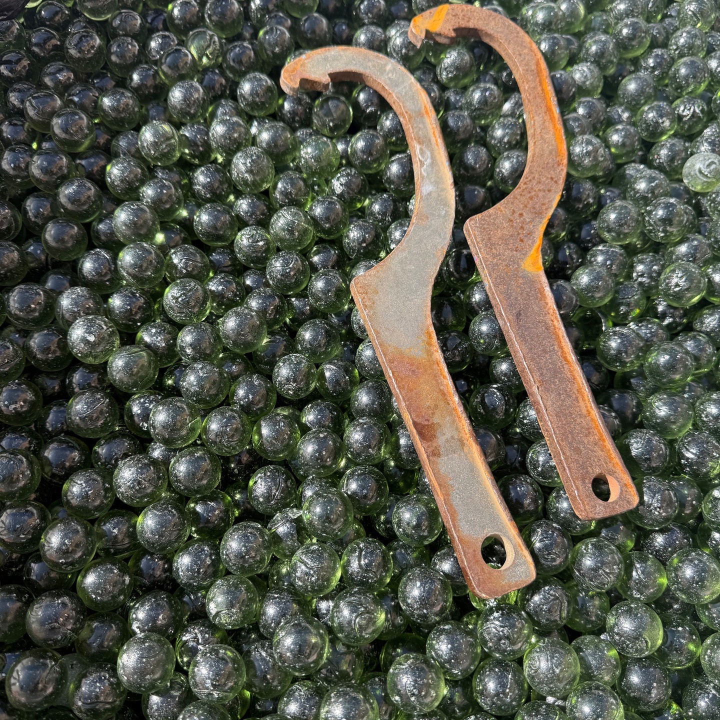 Aujourd’hui, opération complète :
✅ Vidange du biofiltre
✅ Séparation des deux médias filtrants – Biozzolane et billes de verre
✅ Conditionnement en big bags pour re-injection dans les filtres. #Biofiltre#SéparationDesMédias #Biozzolane #BillesDeVerre #BigBag #RecyclageIndustriel #TraitementDesEaux #GestionDesDéchets#LeLavandou