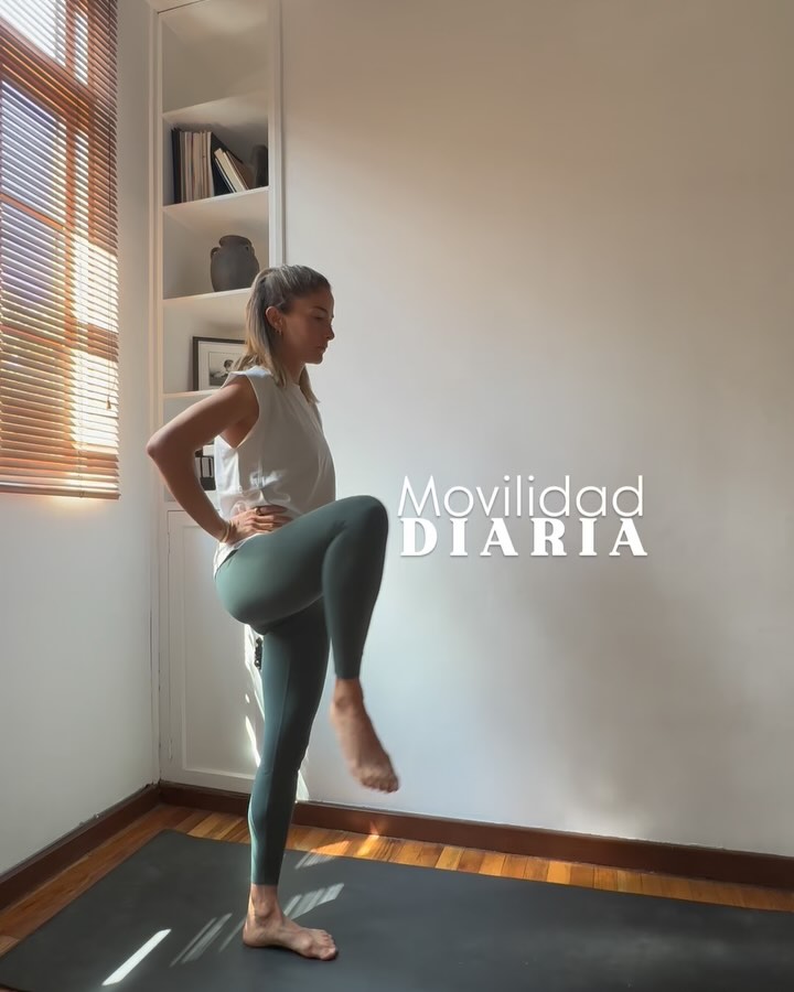 Solo unos minutos diarios para sentirte más libre y ágil. 5 movimientos simples que puedes hacer todos los días:
1. Círculos con cada pierna x4 de cada lado
2. Abre y cierra los codos movilizando cada una de tus vértebras x4
3. Círculos de tobillos x10 de cada lado
4. Sentadilla con rodillas abiertas. Vuelve la pelvis de lado a lado x8
¿Te gustaría ver otros movimientos sencillos?
#yogasculpt #RestauraWell #movilidad #yogamom