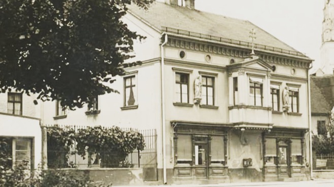 Du kommst mit nichts als guter Laune und einem Laptop und bekommst einen lebendigen Ort, mit inspirierten Menschen und allem was Du zum Arbeiten brauchst.
Wusstest Du das?
Hier schuf Balthasar Kraft, einst gefragter Kirchenmaler und Pfaffenhofens wohl erster Kreativ-Unternehmer, in seiner Kunstanstalt seine berühmten Heilig-Grab-Kulissen, Himmelfahrtsmaschinen und Miniatur-Lourdesgrotten.
Das Kraft-Haus in Pfaffenhofen hat schon vieles erlebt. Kunstanstalt, Schreinerei, Backstube, Konditorei, Schmiede, Gemüseladen und Wohnhaus.
Über 130 Jahre später dient das Haus als Begegnungsraum für New Work, Innovationskultur, Geburtsstation für neue Ideen und als Zuhause für CoWorker mitten in der Pfaffenhofener Innenstadt.
Tauche ein in die außergewöhnliche Geschichte dieses einzigartigen Hauses (1823–2019) und werde Teil seines nächsten Kapitels!
In inspirierender Atmosphäre mit Gleichgesinnten arbeiten, sich austauschen und einander unterstützen – das ist Echtland‑CoWorking.
Hier trifft geballtes Wissen auf Hilfsbereitschaft: Für nahezu jede Herausforderung findet sich jemand, der weiterhilft.
Wann kommst Du?