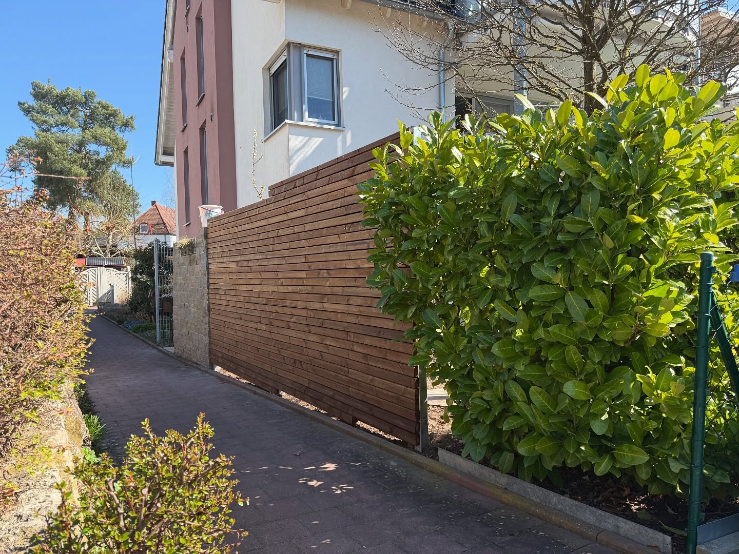 Heute haben wir wieder eine Sichtschutz fertiggestellt.
Zum Einsatz kamen wieder Rhombusprofile von Kebony.
Die Kombination aus Natursteinmauer und Holz gefällt uns und den Kunden sehr gut.
Auch der restliche Garten hat sich super entwickelt
#sichtschutz #natursteinmauer #kebony #gartengestaltung #holz