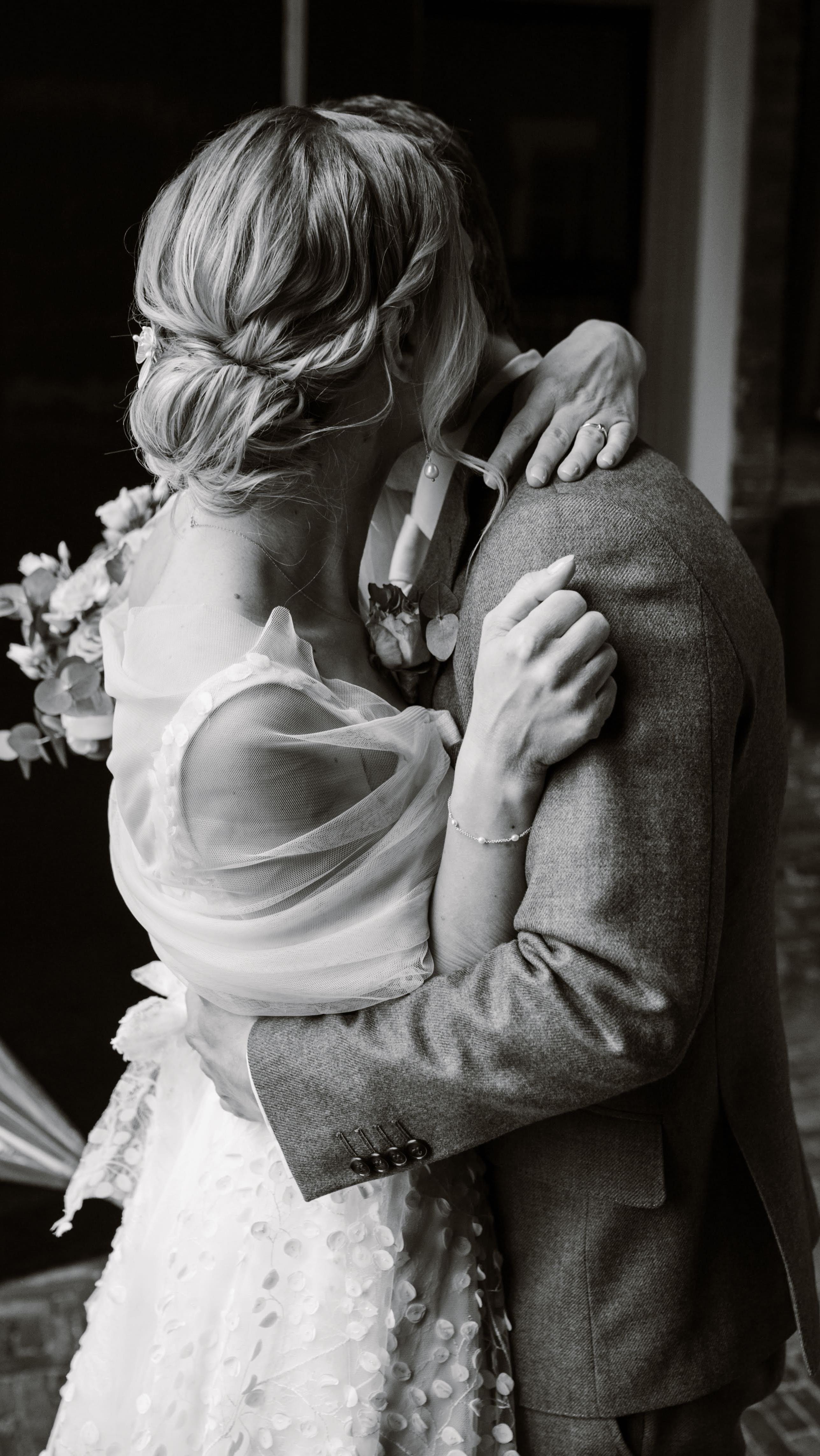 5 things you should NOT do on your wedding day.
Lots of people always tell what you should do and what not to forget to do on your wedding day, but rarely you hear what you shouldn’t do.
So let’s check 5 things out you shouldn’t do on your wedding day:
1. skipping breakfast
Do NOT skip breakfast. The most important meal anyway but especially on your wedding day, you need a good solid ground. All the emotions, the nervousness and the excitement will set free so much adrenaline but to be able to coop with all of that you should definitely eat a good breakfast. You never know when you have the next chance to eat something.
2. Argue or Have Conflict – It’s a day for celebration and unity, so avoid any conflicts with family, friends, or even your partner. Focus on the love and happiness surrounding you.
3. Overindulge in Alcohol.
While one or two drinks can be fun, overdoing it can cause unwanted distractions or mishaps. Stay in control and enjoy the festivities responsibly.
4. Neglect Self-Care.
With all the excitement, don’t forget to take moments to relax and hydrate. Stressing or forgetting to eat or drink can leave you feeling exhausted.
5. Lose Sight of Your Partner:
Amidst all the people and events, don’t forget the reason you’re there: your partner. Take time to connect and share meaningful moments together.
#wedding #weddingplannernederland #weddingplanners #weddingplanning #weddingday #weddingtrends #weddingtips #weddinggoals
Location: @mlinhaarlem
Beautiful Flowers: @floralstudionoora