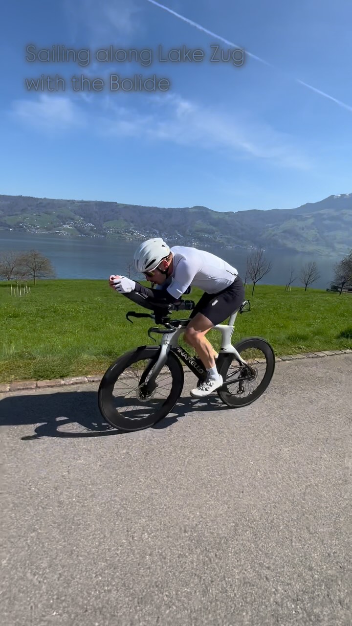 Don‘t blink, we are gone in a flash ⚡️#bolide
#cyclingpassion#timetrail#aero#aeroposition#surpassyourself#trilife