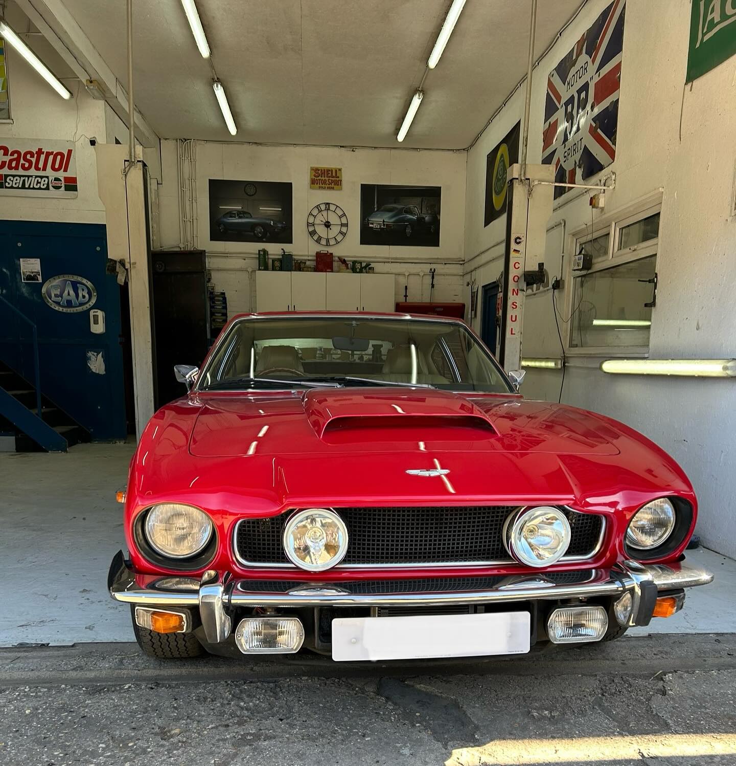 Spotlights fitted to the Aston Martin V8 Vantage
.
.
#astonmartinvantage #astonmartin #astonmartinv8vantage #classiccar #classiccars #classiccarsdaily #restoration #fabrication #paintwork #carsofinstagram #vintagecars #photooftheday #vintage
