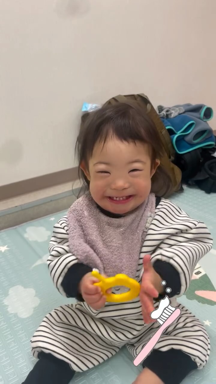 先日の投稿では見れなかった1人で歯ブラシ動画です👏🏻
とても上手に歯ブラシしていますよね☺️🪥
ブラシが口に入る事も全く嫌がりません
どんどん出来る事が増えていますね🙌🏻
#歯磨き
#1人で歯磨き
#お口マッサージ
#歯医者
#ダウン症