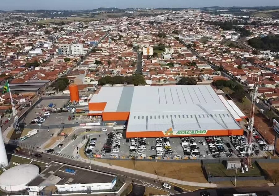 Obra realizada em terreno novo em 120 dias de execução, localizado na Rua Lourenço Castanho, 1001, Vila dos Lavradores – CEP: 18.609-070 – Botucatu/SP com área total de 9.359 M². Os serviços começaram pela preparação do terreno através de terraplanagem e execução da caixa de retardo, possibilitando a implantação do empreendimento conforme projeto proposto. A edificação é composta por alvenaria e estruturas metálicas onde houve a criação de todos os ambientes e executamos todas as etapas, desde a fundação, drenagem, sistemas prediais (elétrica, hidráulica, sanitário e incêndio) até os acabamentos.
OBS: Na foto de capa temos o empreendimento entregue e com todas as etapas concluídas, nas próximas fotos demonstramos o avanço das obras desde a terraplanagem, execução da caixa de retardo, implantação dos pilares, montagem das estruturas metálicas e cobertura até execução dos fechamentos metálicos e pintura.
👷🏼♂️ 🏗️ 👷🏼♀️
#construction #construtora #construção #engenharia #engenhariacivilbr #arquitetura #canteirodeobras #obra #empreendimento #concreto #estruturametálicas #murocontenção