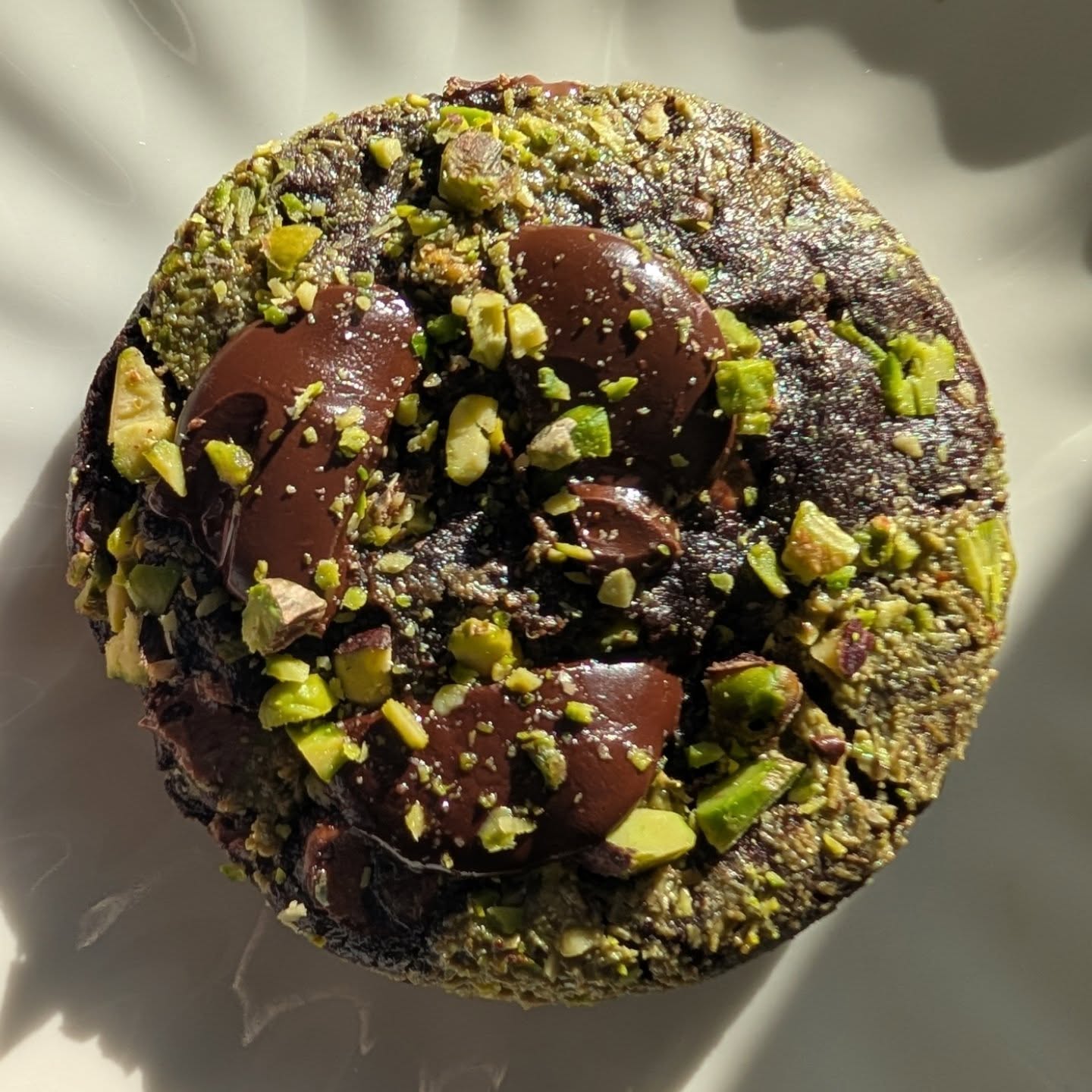 🍫THE VIRAL DUBAI CHOCOLATE IN A COOKIE!🍪
A rich and decadent Double Chocolate Cookie with a delicious Pistachio Kunafa filling, loaded with Milk Chocolate Chips, topped with 70% Dark Chocolate and sprinkled with roasted Pistachios.
Available to order now on www.prettylittlelayerstoronto.ca (link in bio)