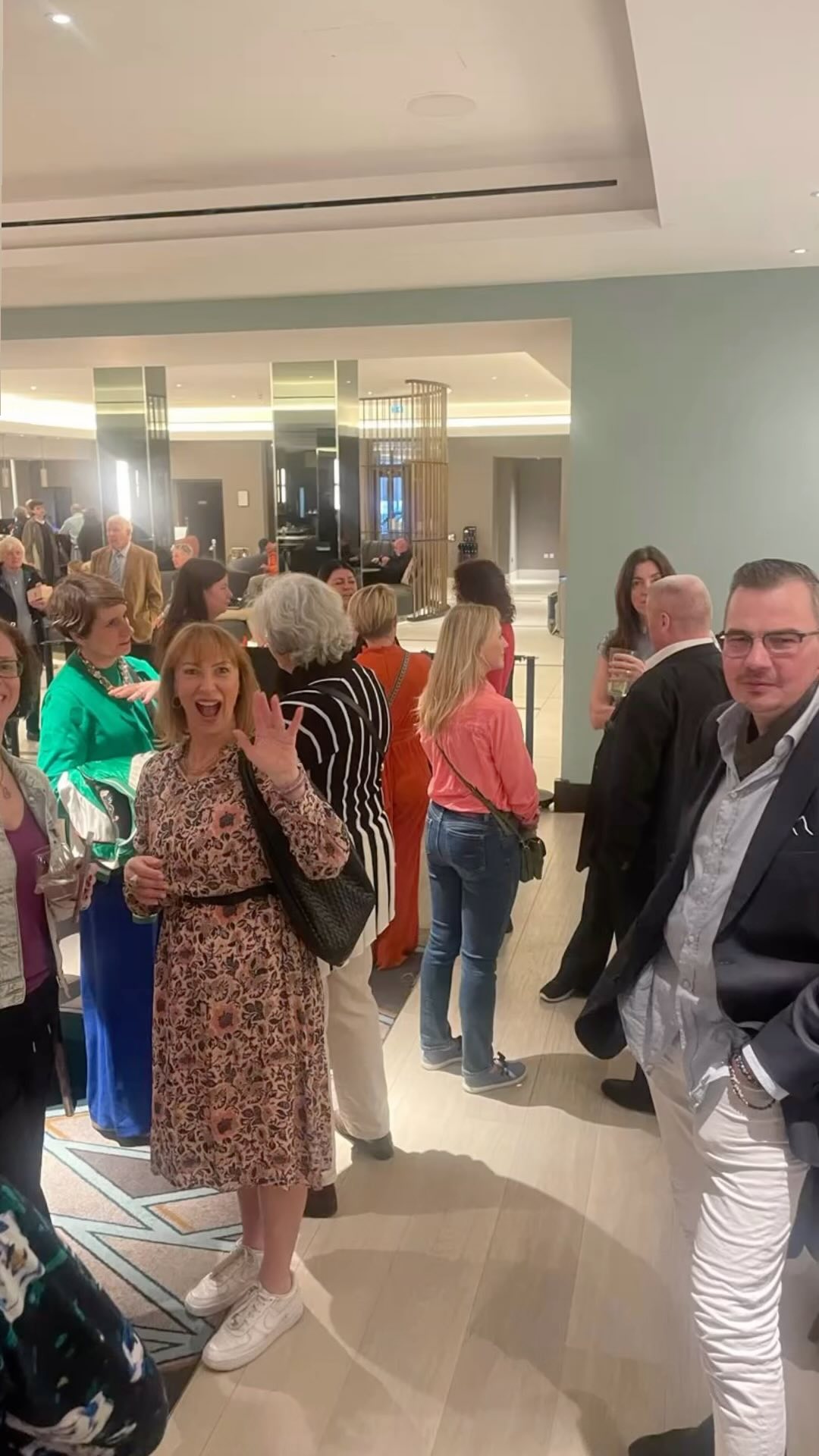 Beautiful Thursday afternoon in March. Meeting up with some amazing people & friends talking about spirituality & business, had a lovely dinner and talked about creativity and the creative process with artists at an art exhibition. ❤️✨👆🙏