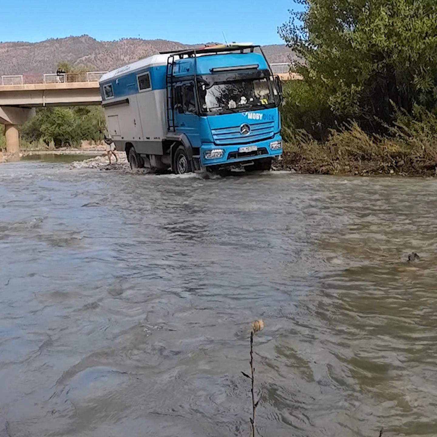DE
Mutprobe in Marokko: Flussüberquerung mit XXL-Reisemobilen