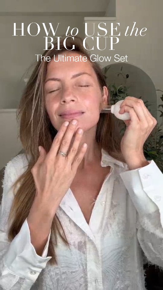 The Ultimate Glow Set – How to Use the Big Cup ✨️🤍
The larger cup from @mooniebymila is ideal for the less delicate areas of the face, neck, and décolleté.
Facial cupping boosts blood circulation, drains excess fluid and waste, helps lift and firm the skin, keeps the connective tissue supple, softens fine lines and wrinkles, and relieves muscle tension.
First things first:
Before cupping, apply our iconic Le Youth Sérum from @comme.ca.skincare . This powerful serum is suitable for all skin types, even the most sensitive ones.
Formulated with potent plant-based oils, algae, and botanical extracts, it deeply nourishes, hydrates, and soothes the skin.
Time to start cupping:
Activate the major lymph nodes (watch the video) to support proper drainage of waste and fluids from the face.
Then glide the cup in overlapping strokes from the center of the face outward. Repeat 3 to 5 times and enjoy a fresh, natural glow.
The Ultimate Glow Set brings together the facial cups by @mooniebymila and the Le Youth Sérum by Comme Ça Skincare – beautifully packed in a soft vegan toiletry bag. The perfect selfcare ritual, whether you're at home or on the go.
Available via commecaskincare.com & mooniebymila.nl
#commeçaskincare #mooniebymila #TheUltimateGlowSet #leyouthserum #cuppingglow #glowingskin #cleanbeauty #naturalglow #facialcupping #veganbeauty #skincareroutine #antiagingskincare #glowup #selfcaretools #skinrituals #slowbeauty