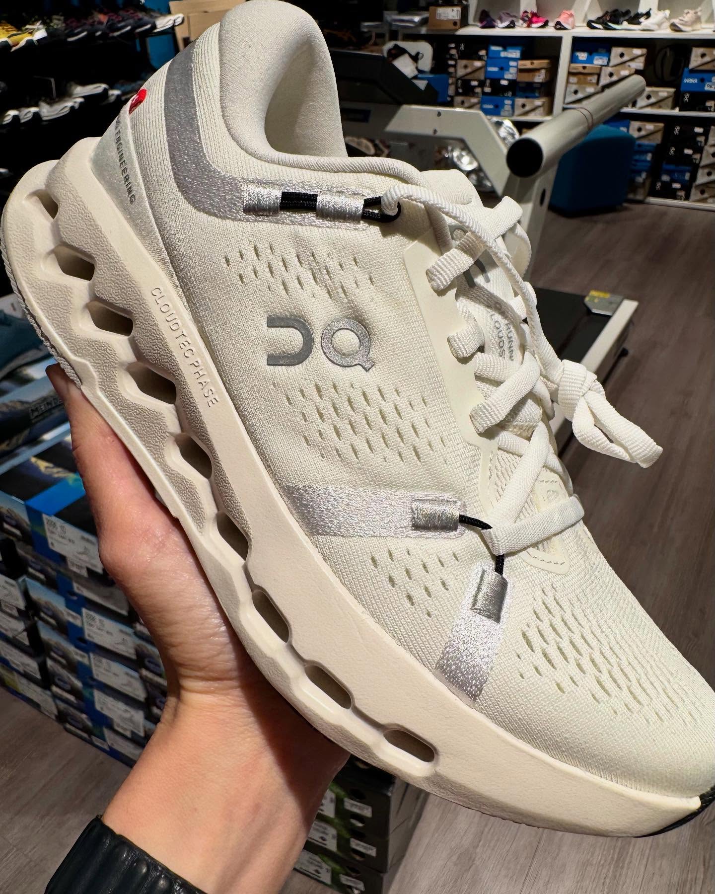 Mit dem Cloudsurfer 2 erlebst du das Gefühl, fast zu schweben. Durch seine innovative Dämpfungstechnologie ist jeder Schritt angenehm weich und dennoch stabil. Ideal für längere Strecken oder einfach den Alltag – dieser Schuh bietet Komfort, ohne auf Style zu verzichten.
Egal, ob du lange Strecken läufst oder dich durch die Stadt bewegst – dieser Schuh sorgt dafür, dass du dich nie wieder schwer fühlst. 🏃♂️💨
✔️ Leicht & flexibel
✔️ Überragende Dämpfung
✔️ Maximale Stabilität
✔️ Stilvolles Design
Unsere Laufexperten stehen dir jederzeit zur Seite, um den idealen Schuh für dich zu finden. Komm vorbei und lass dich beraten – wir helfen dir, den perfekten Cloudsurfer 2 für deinen Laufstil zu finden!
#Cloudsurfer2 #Laufschuhe #Komfort #Laufberatung #KampaSchuheUndSport #Freising #FreisingCity #FreisingerLeben #LaufenInFreising #FreisingShopping #SportInFreising #Moosburg #Langengeisling #Vaterstetten #Erding #Hallbergmoos #Bayern