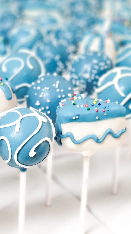 You can't always get the color you need in your chocolate so sometimes you have to hand color it and I absolutely love how rich this color came out. My art school teacher would be so proud.
#cakepops#cakepoplady #cakepopstagram#cakepopdecorating #art#birthday#birthdaypops #localbaker#palmharbor#safetyharbor#tarponsprings#dunedin#clearwater#tampa