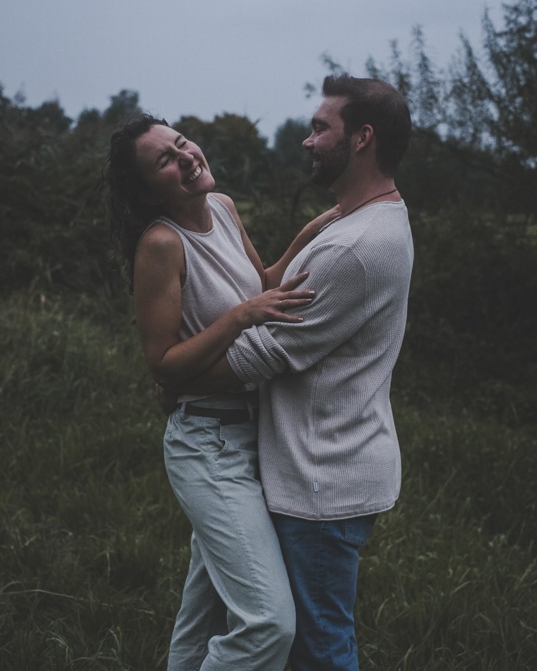 Mit Räge gits kener schöne Biuder…. Oder doch?
Die Pärlisession isch nacheme feine Pizzaässe/Kennelernabe entstande. Und sisch plötzlech dunku u rägnerisch worde. Mir hei üs d Stimmig nid la vermiese, im Gägeteil, äs het henne gfägt und der Räge u der dramatisch Himmu het sis derzue ta, dasses einzigartegi Fotos si worde.
Rägefotos? Ja gärn! Wär hiuft mit mir im Räge ztanze?
#regenfotos #hochzeitsfotografinbern #hochzeitsfotograf #fujixt4 #minaartphotographie #engagementsession