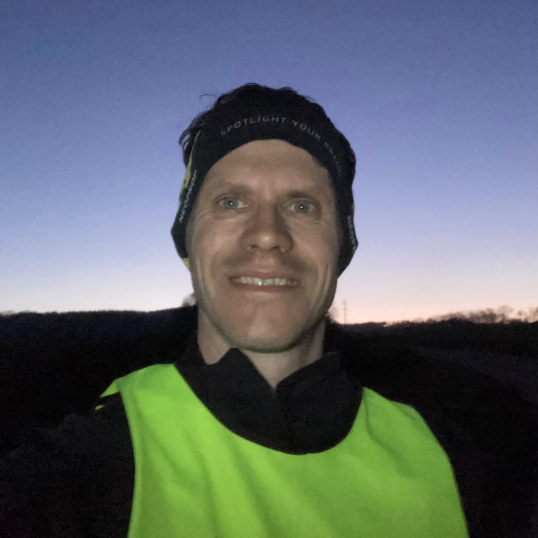 🌅 Sunrise Run – Magie des Morgens 🏃♂️
Die Welt schläft noch, aber ich bin schon unterwegs. Die Luft ist frisch, der Kopf klar. Und dann passiert es: Die ersten Sonnenstrahlen brechen durch, tauchen alles in goldenes Licht. ✨ Ein Moment, in dem die Zeit stillzustehen scheint.
Ich liebe diese morgendlichen Läufe – nicht nur für den Körper, sondern auch für den Kopf. Das leise Erwachen der Natur, die Stille, bevor der Tag beginnt. Es fühlt sich an wie ein Neuanfang.
#MorningRun #Sonnenaufgang #Happy"