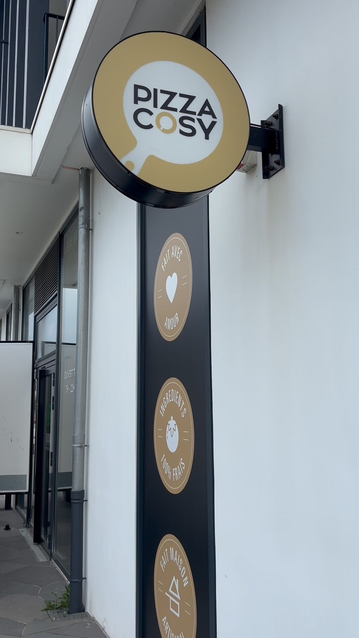 🍕🔥 Le BO Tennis & Pizza Cosy : une équipe qui dure ! 🎾🔥
Parce qu’après un match, rien de mieux qu’une bonne pizza artisanale ! 🍕😋
Pizza Cosy est toujours aux côtés du BO Tennis, pour régaler nos joueurs et nos supporters ! 🙌
📍 Passe chez Pizza Cosy Biarritz après ton entraînement ou ta compétition et savoure des pizzas faites avec amour et des ingrédients de qualité ! 💯
🎾
🍕 Qui veut une part après son prochain match ? 😏
.
#BOTennis #PizzaCosy @pizzacosyfrance_ #JeuSetEtPizza #TennisLife #Biarritz #PartenariatGagnant