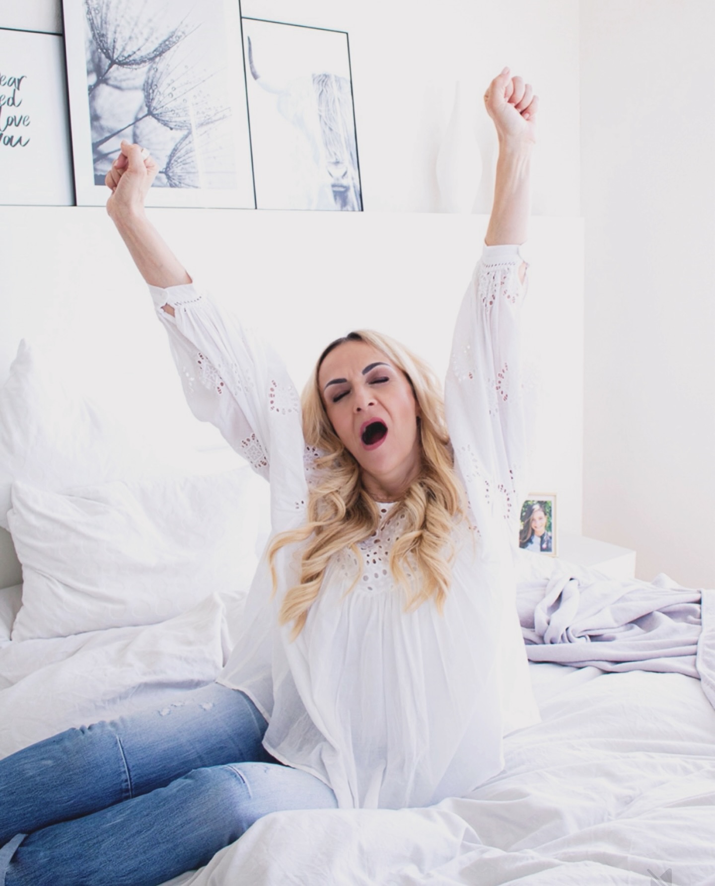 ⏰ ZEITUMSTELLUNG UND JETZT..
.. einfach weitermachen!
Mein Sonntag läuft heute ganz normal – mit einer kleinen Extra-Portion Selbstpflege.
Ein Peeling, eine Glow-Maske und eine entspannende Augenmaske gehören einfach dazu.
Hals und Dekolleté nicht vergessen!
Vielleicht noch eine Haarpackung, um das Verwöhnprogramm perfekt zu machen. ✨
Die Uhren sind umgestellt, heute Abend geht’s etwas früher ins Bett – und morgen startet der Tag wie immer.
Wie gehst Du mit der Zeitumstellung um?
Einfach weitermachen oder spürst Du sie noch Tage später? 😴
.
.
.
.
.
.
.
#glowup #metime #hautpflege #beautyroutine #skincaresunday #selfcarefirst #strahlendehaut #wellnessday #entspannungpur #schönheitsschlaf #hautliebe #peelingtime #glowskin #avouscosmetics #kosmetikzürich