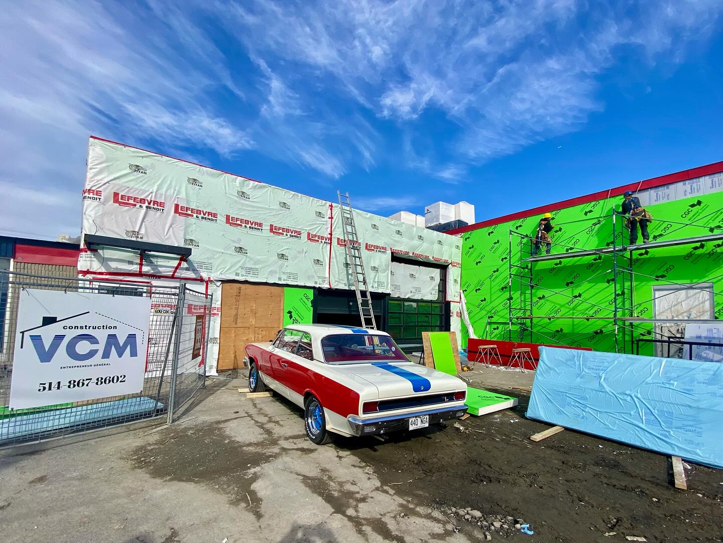 Petite visite d’une voiture de collection sur le chantier. #americanmotorscorporation #constructionvcm #chantier #revetementexterieur #commercial