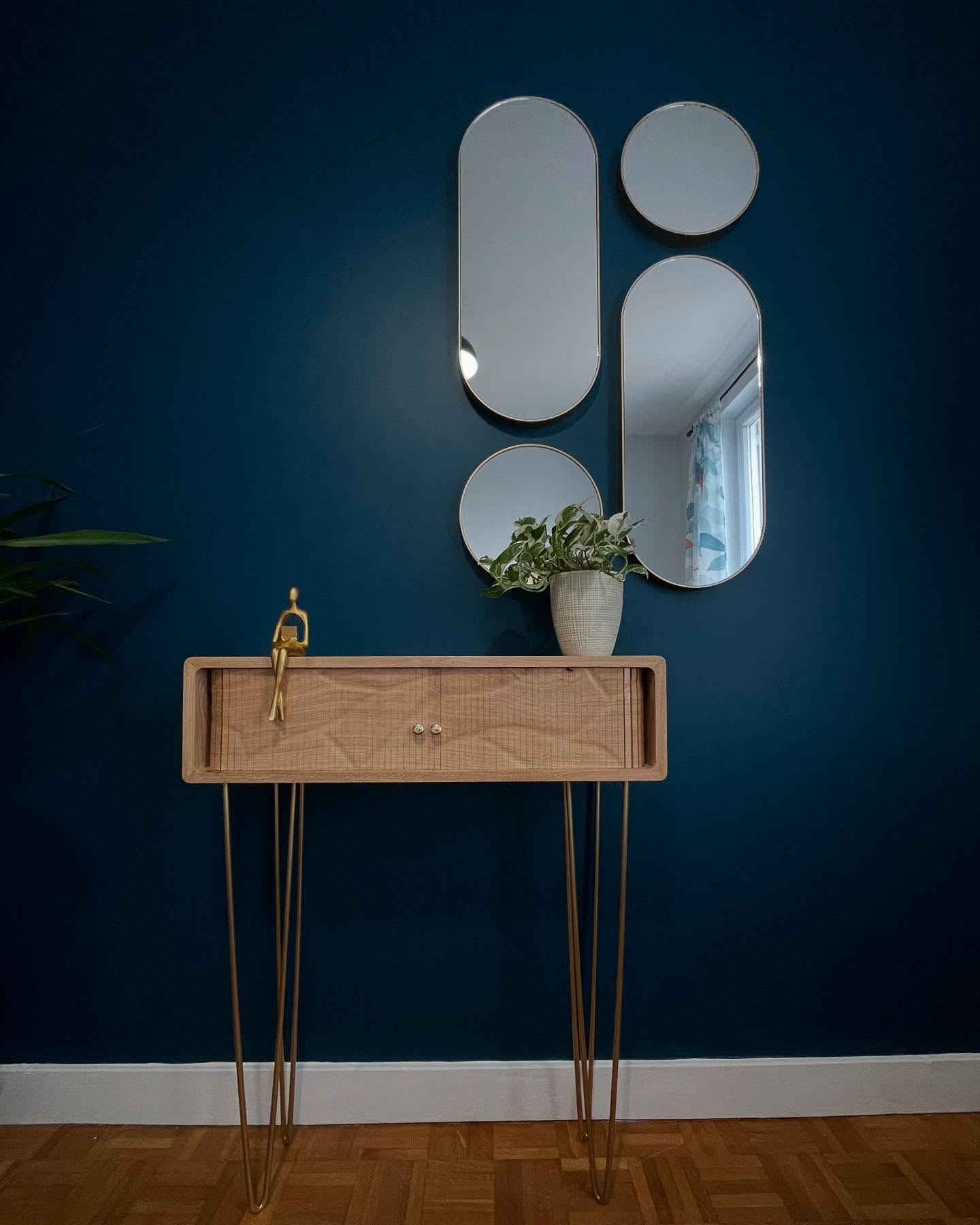 (Disponible)
Et voilà la révélation du petit nouveau de l’atelier.
.
Console en chêne massif, portes rideaux avec un effet texturé sculpté à la main. Pieds en métal doré.
.
Cette console est une pièce unique, disponible à la vente.
N’hésitez pas à me contacter en mp pour plus de précisions, ou pour vos projets !
.
Un avis ?
.
#menuisier #menuiserie #wood #woodart #woodwork #wooddesign #creation #newproject #work #design #newone #chene #oak #meuble #atelier #woodcreations #life #lifestyle #woodmaker #semperlignum #art #artisan #artisanat #photoshoot #photo #photoftheday