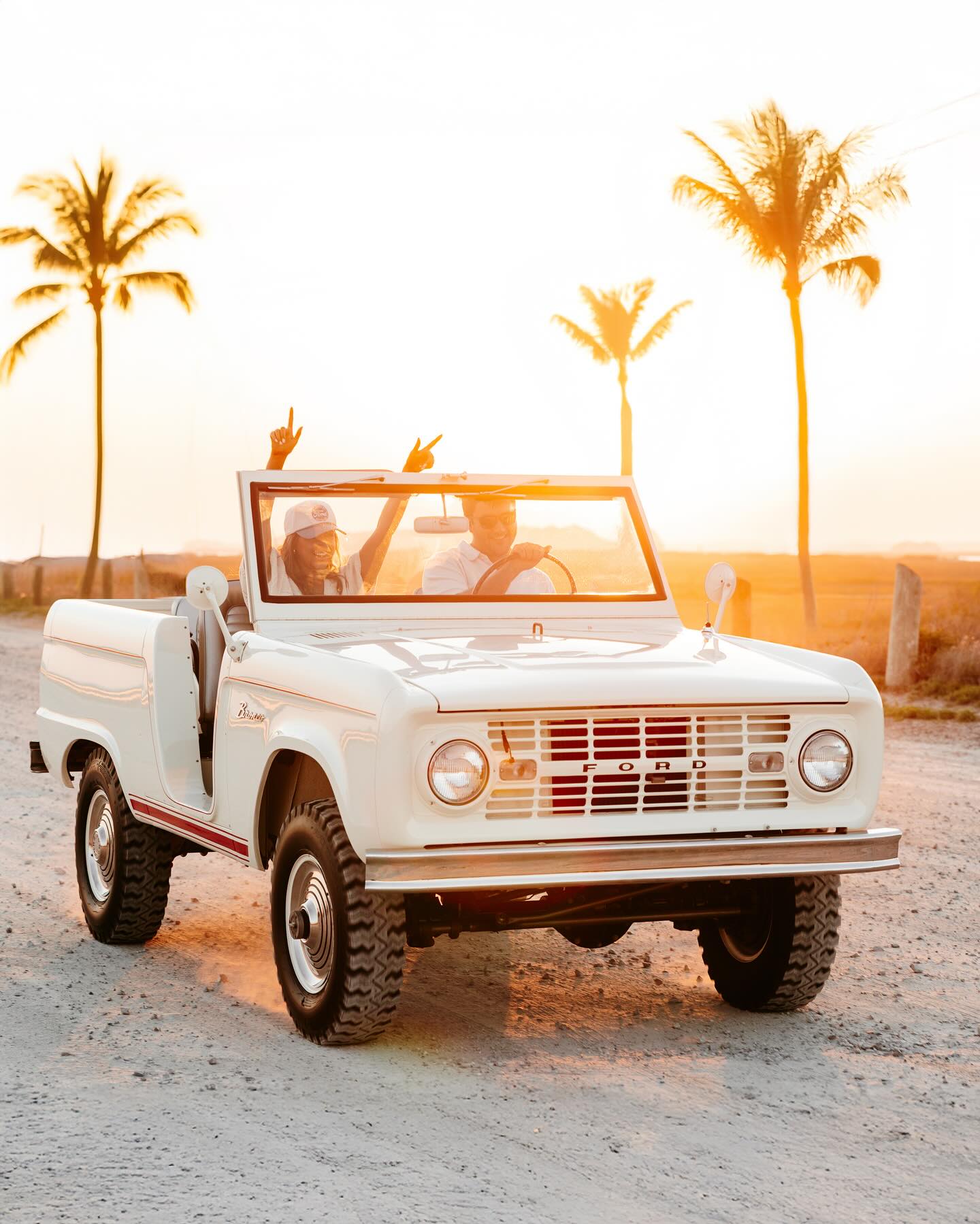 B l y t h e + P a y t o n
sunset on folly with a vintage bronco. does it get any better than this? welcome warm weather! it’s so nice to see you!!! hurry up September so I can see these two again!! #ashlyncatheyphotography