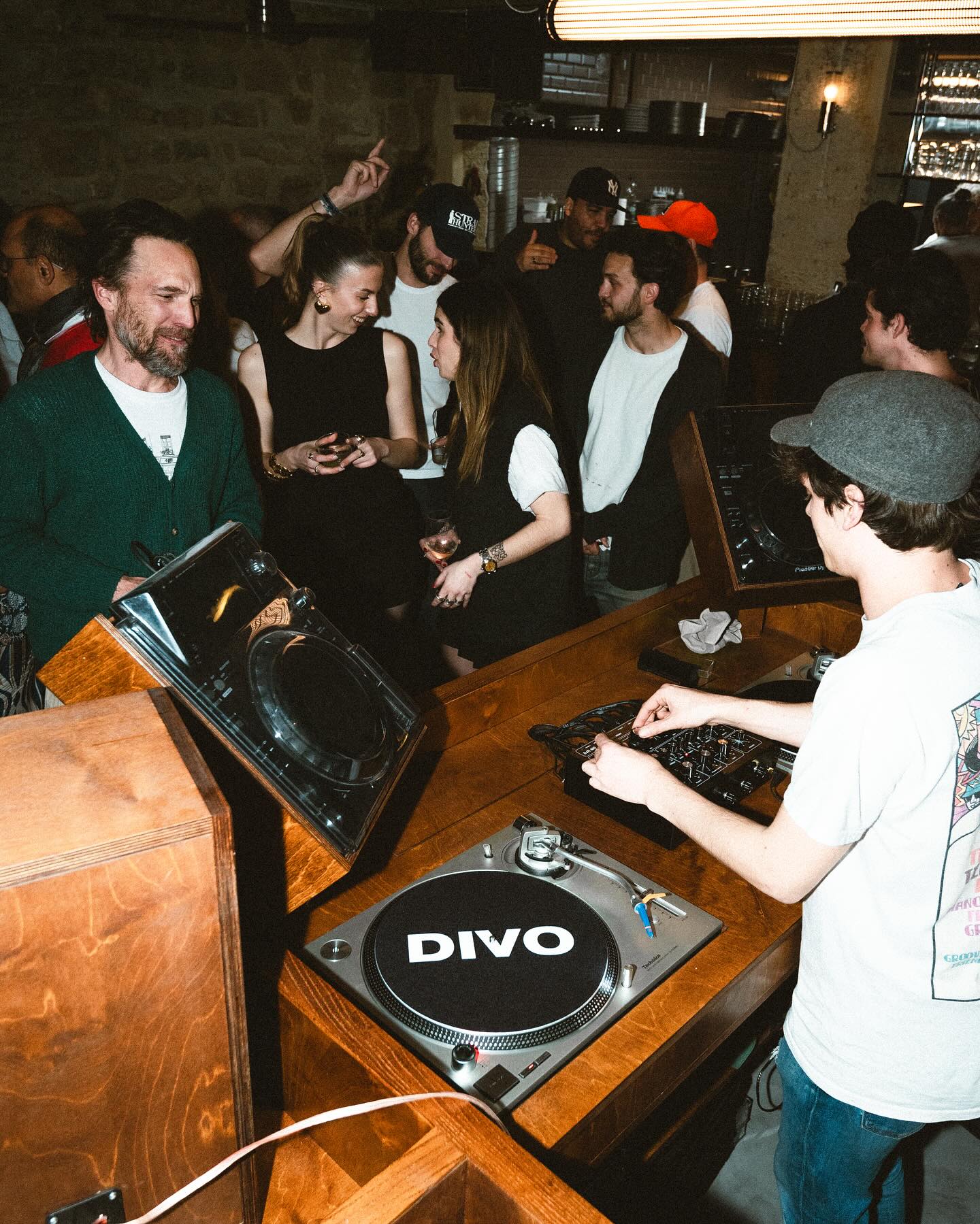 This is @divo.paris with a custom DJ booth built and designed by @vcommevedel 💿
Speakers are designed and assembled by @lucasmoinet 🔈
👉🏼 Follow @doyouspin for more
👉🏼 Follow @doyouspin for more
👉🏼 Follow @doyouspin for more
DM for submission & Email for promotion 📩
#rotarymixer #technics #djsetup #vinyldj #rominimal #classicdj #classicmixer #boutiqemixer #hifi #audiophile #hifidj #djlife #vinyljunkie #vinyladdict #technics1210 #sl1200 #doyouspin #djdesk #djbooth #listeningbar #recordstore #vinylonly #djculture