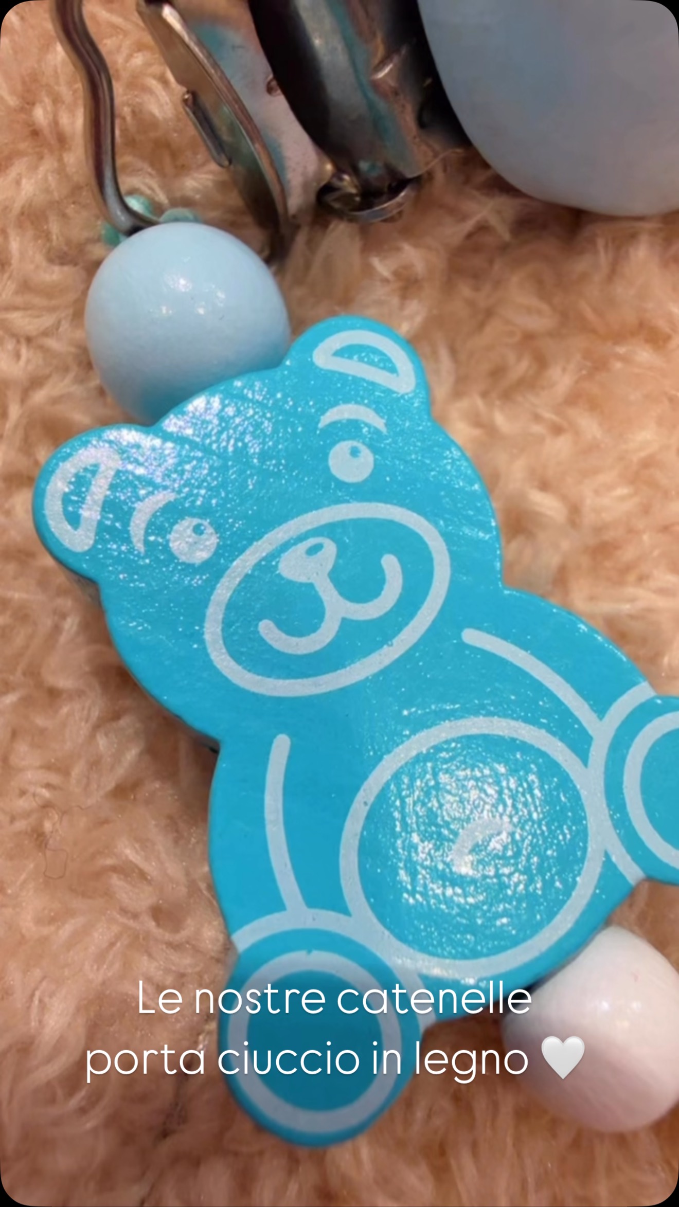 Una catenella porta ciuccio personalizzata e’ sempre un regalino molto gradito 💙
.
.
Realizzata con elementi in legno atossico e cordino cerato.
.
.
Scegli il colore, la clip e le figure che la compongono!
#capsulerovereto #piccoleemozioniquotidiane #catenellaportaciuccio #fattoconamore #love
