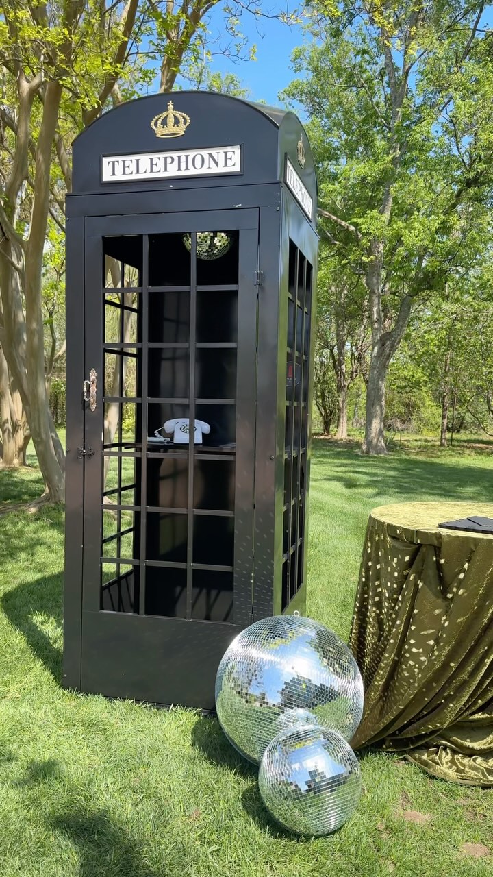 Phonebooth feeling a little extra groovy with @discoflairrentals today at the Barr Mansion ✨🪩💃🏻