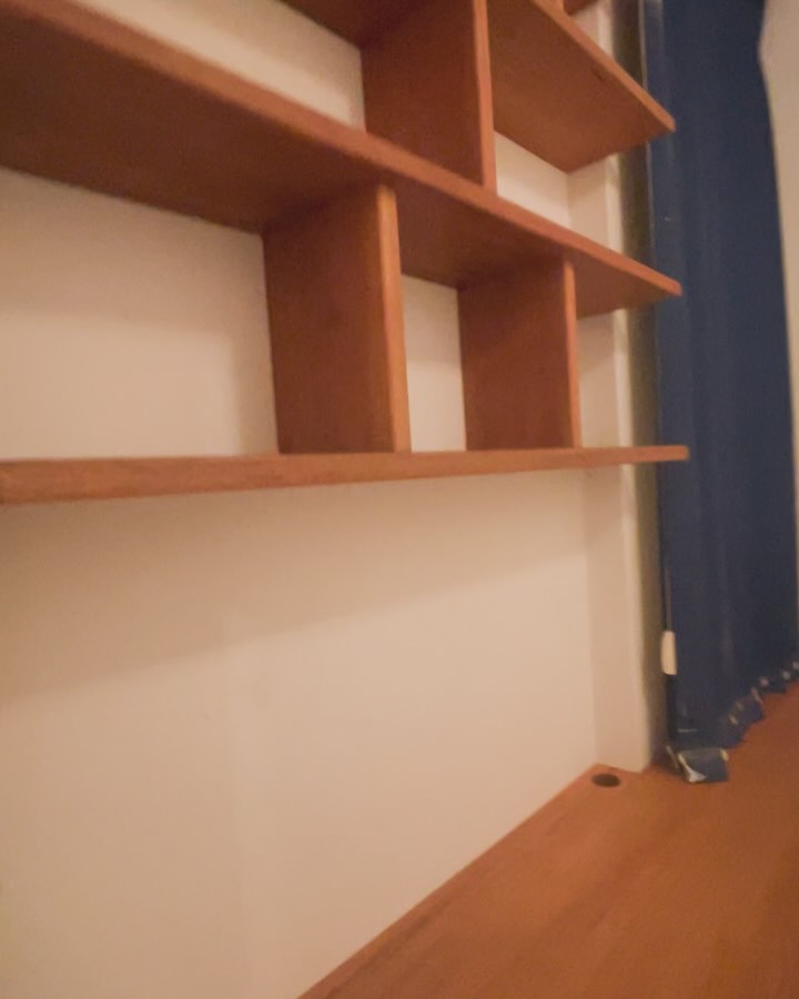 Prateleiras e escrivaninha sob medida 📐🪵
O projeto começou com um pedido simples: substituir a biblioteca móvel do cliente por prateleiras embutidas que suportassem o peso de todos os livros. Mas o desafio era grande!
💡 A solução:
Para garantir resistência e um visual elegante, embuti cantoneiras de alumínio sólido nas prateleiras de madeira maciça. Assim, ficaram firmes, sem comprometer a estética. A madeira escolhida foi o Tauari, conhecida pela sua resistência mecânica e pelos veios bonitos—e, claro, com um ótimo custo-benefício.
Para o acabamento, usei óleo de linhaça pigmentado com catalisador, protegendo a madeira sem manchar os livros e mantendo harmonia com os embutidos dos quartos.
Além das prateleiras, acrescentamos ao projeto uma escrivaninha espaçosa e um aparador, criando dois ambientes de trabalho confortáveis e bem planejados.
O resultado? Clientes satisfeitos com a execução, o compromisso com o prazo e, principalmente, o visual final. Trabalho bem-feito e funcional! 🔨