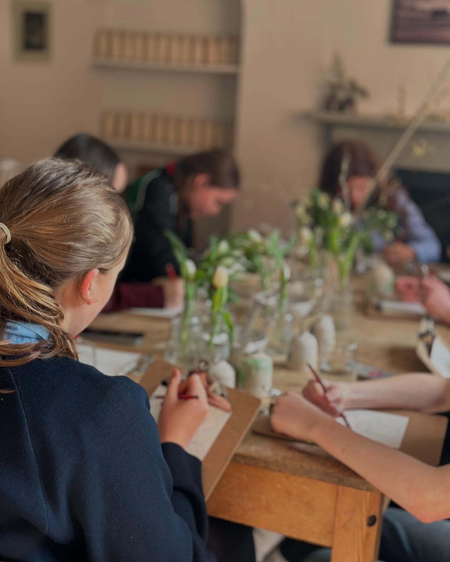 A really special visit today with @bloomlady_73 and her extremely talented @bloom_forbuddingartists artists. Absolutely loved having them in for some still life sketching and to chat about FORAGE. ⚪️