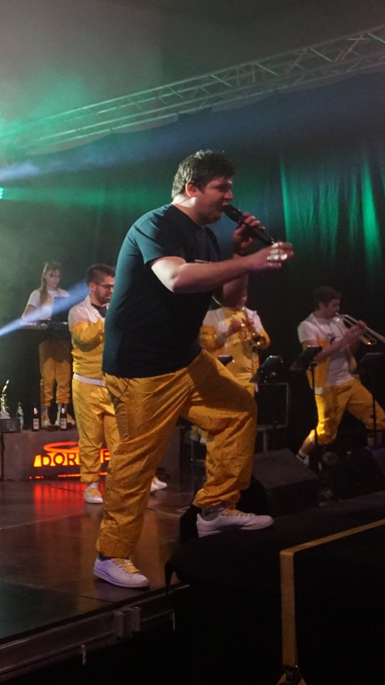 Faschings-Throwback: hier nochmal ein paar Bilder, vor allem von unseren legendären Bieranzügen - und ja, wir vermissen sie 🥲🍺
Aber kein Grund zur Traurigkeit: Wir stecken schon mitten in den Vorbereitungen für die nächste Saison! 🎶🚀
Im Mai geht’s endlich weiter – am 9. Mai im Festzelt Frankenhofen @mv_frankenhofen und am 10. Mai beim Feuerwehrfest in Breitenbrunn @ffw_breitenbrunn ! Markiert euch die Termine, wir haben Bock! 🎶🔥
#bieranzugentzug #throwback #dorfheilige