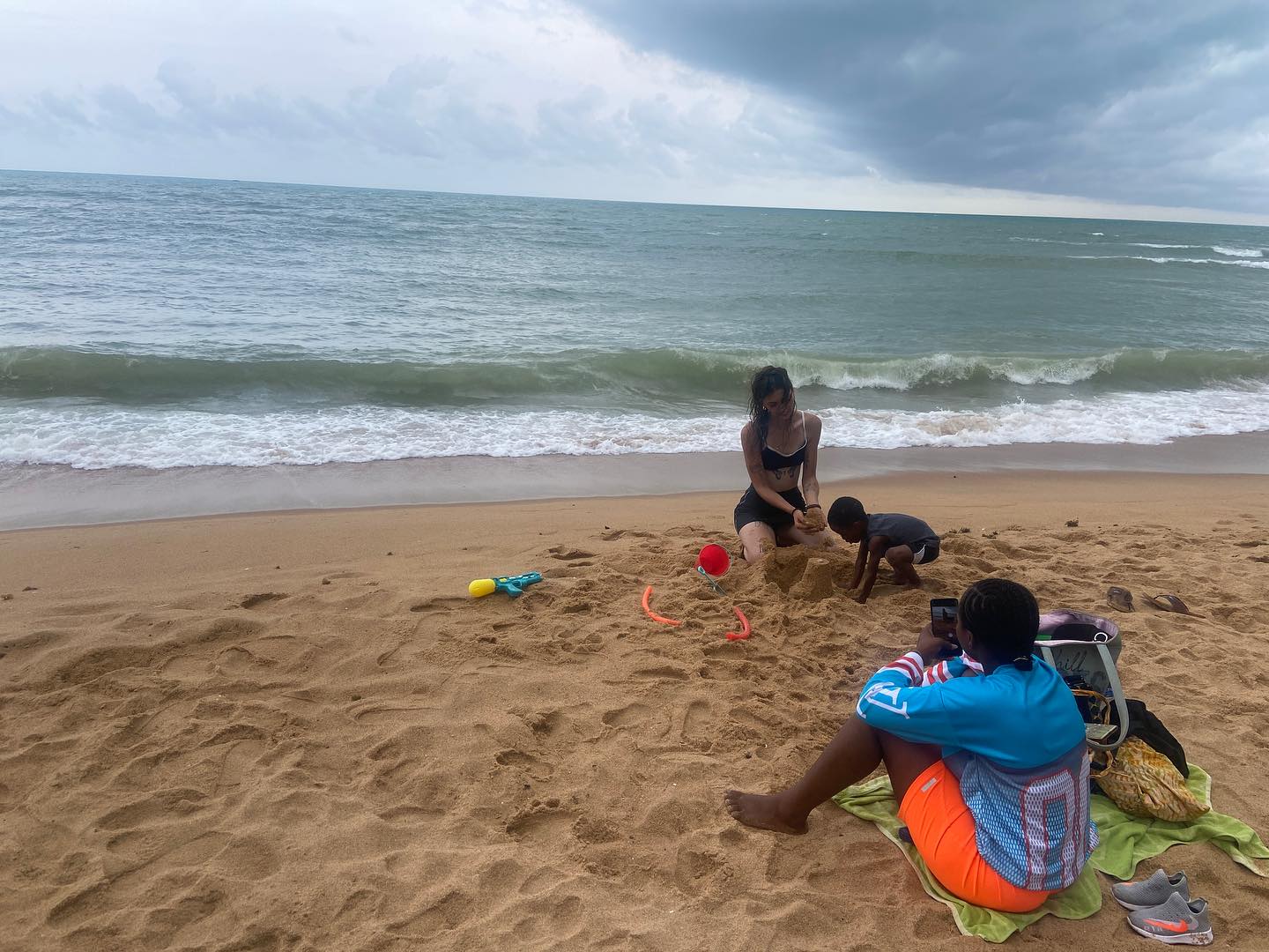 Playing in the sand never gets old! From sandcastles to sea breeze. I love me a pure @afikibeachhouse beach day!
#sandytoes
#afikibeachhouse #beachday #happyheart #sunsandandsea🌴☀️ #playtime #Oceanbreeze #elmina #feels #vibes #capecoastghana #