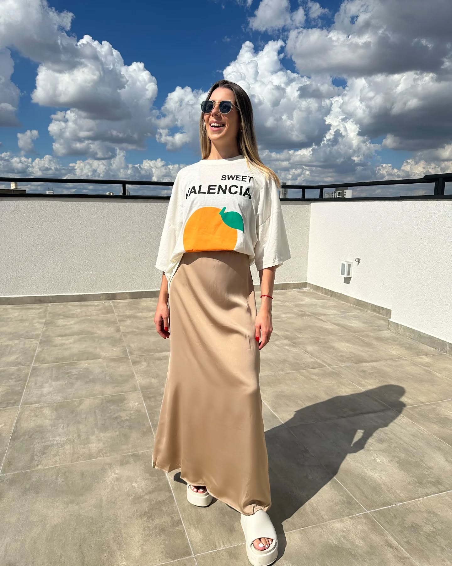 Ahhh para tudo! Nós amamos a combinação da saia Mirage + top, mas o nosso preferido com certeza é a saia Mirage + T-Shirt Valência.
Nós avisamos que essa saia era coringa, né? Inclusive a T-shirt Valência é uma camiseta essencial porque combina com VÁRIAS outras peças 😍
www.solunaclothingconcept.com.br