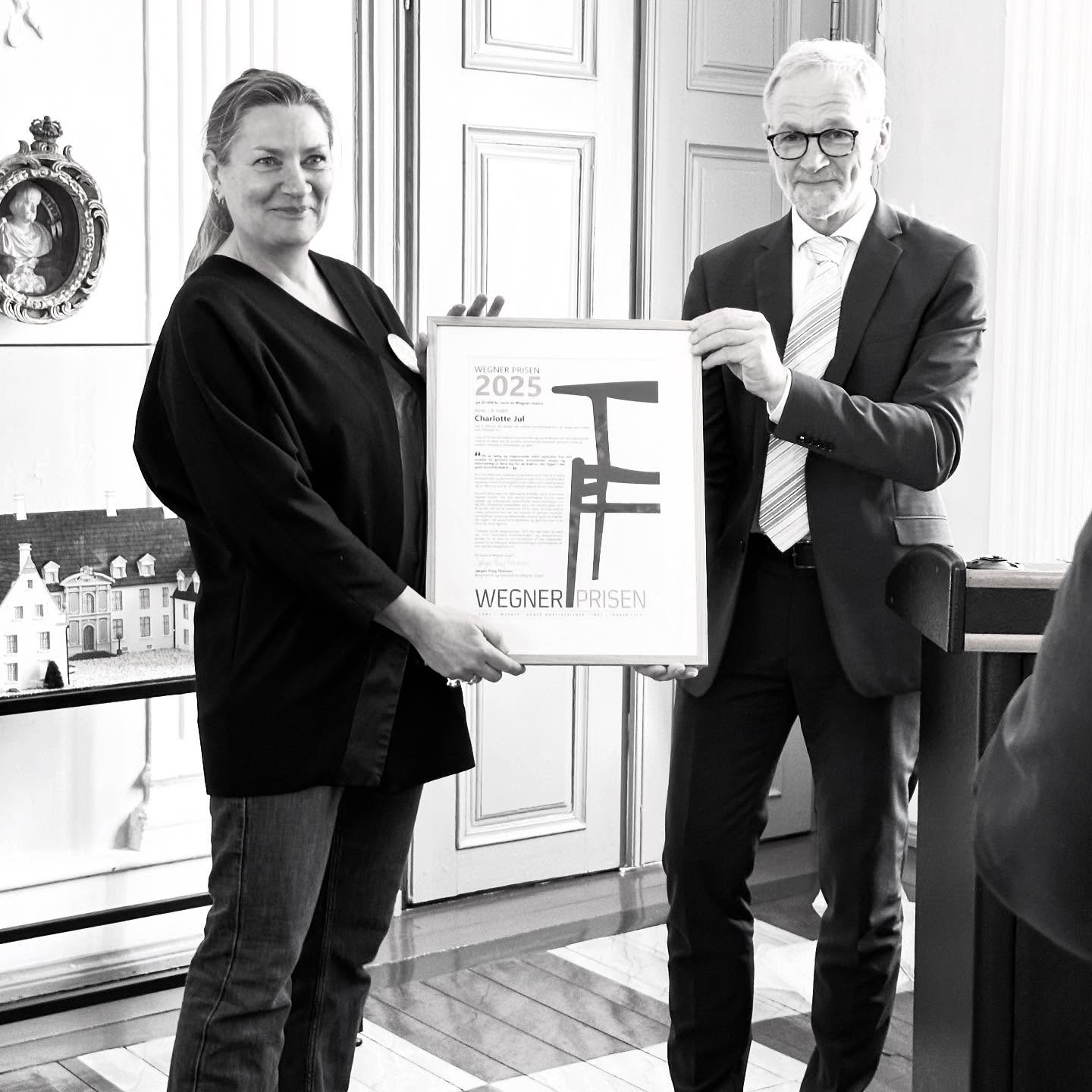 Stort tillykke til Charlotte Jul – modtager af Wegner Prisen 2025!
Vi ønsker Charlotte Jul et hjerteligt tillykke som årets modtager af Wegner Prisen 2025! En velfortjent anerkendelse for hendes indsats og passion for design.
#WegnerPrisen2025 #CharlotteJul #DanskDesign #Tillykke