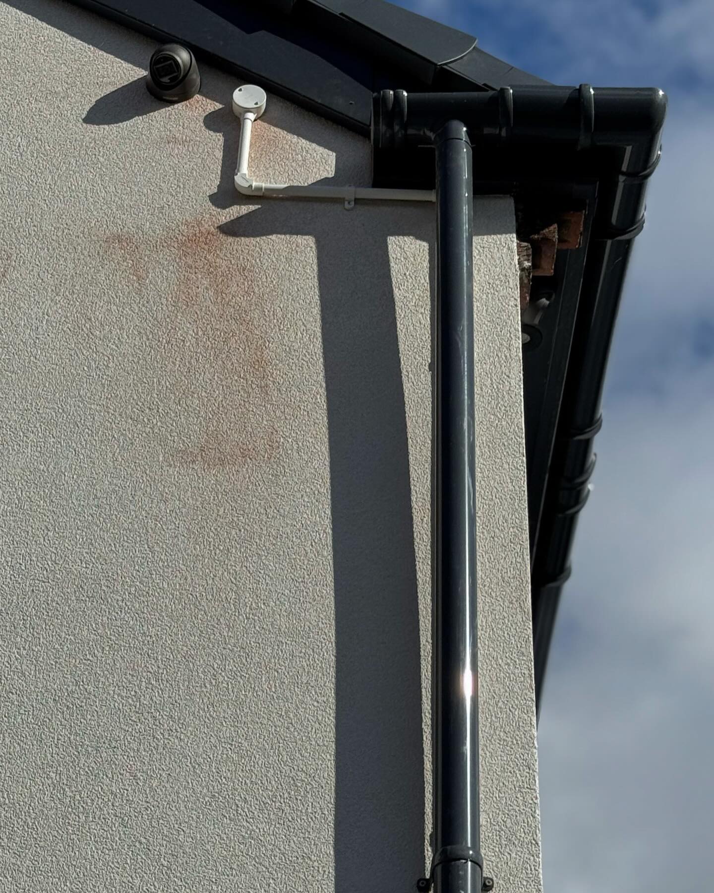 Apprentice Appreciation 👩🔧💡
Check out some recent work done by Millie - our first year apprentice! Swipe to see the hidden conduit behind the downpipe 🤫 Tips and pointers always welcome!
Neat and organized cables aren’t just about looks—they’re about efficiency, safety, and long-term reliability. A well-planned and properly routed wiring setup makes troubleshooting easier, improves airflow, and reduces the risk of failures. 🛠️
Whether it’s a neatly dressed panel, elegantly run cables, or precision conduit work, attention to detail matters. Sloppy wiring might get the job done, but clean work shows pride, professionalism, and respect for the craft.
If it’s worth doing, it’s worth doing right! ⚡️
Get in contact today..
📞 07307 342770
✉️ info@eoselectricalservices.com
🌐 www.eoselectricalservices.com
#electrician #electricalcontractors #localbusiness #electricianofinstagram #femaleelectrician #apprentice #electricalcontractor #commercial #industrial #domestic #electricianofinstagram #electricalwiring #womenintrades #neat #cablemanagement #attentiontodetail