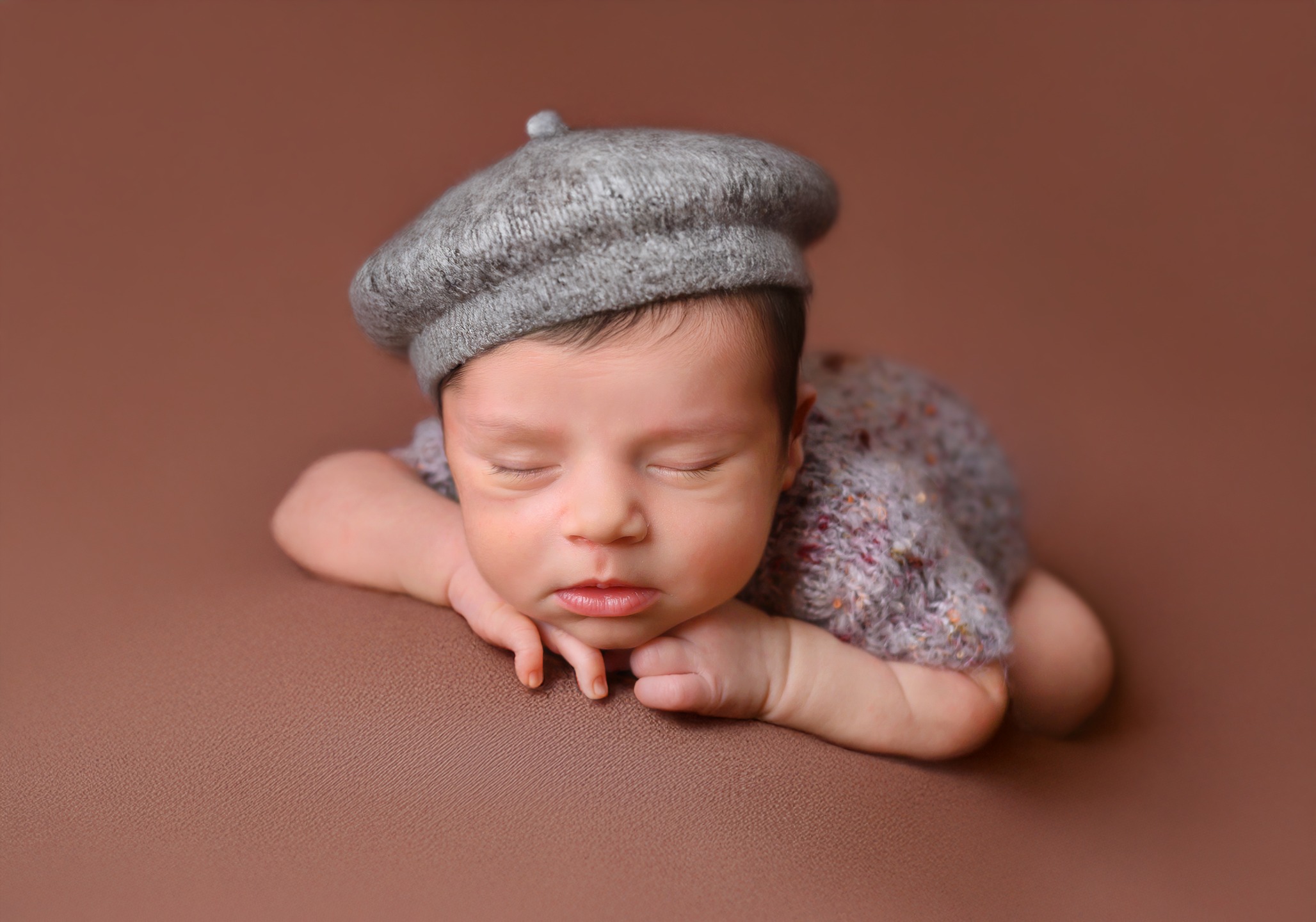 A veces, los papás llegan al estudio y me dicen "No sabemos si se va a dormir" " No sabemos si se dejará..." ó incluso "¿Y si llora todo el rato?"... A lo que yo siempre respondo lo mismo: 𝑵𝒐 𝒑𝒂𝒔𝒂 𝒏𝒂𝒅𝒂, 𝒂𝒒𝒖𝒊 𝒕𝒐𝒅𝒐 𝒇𝒍𝒖𝒚𝒆.❤️
.
Las sesiones newborn no son sólo posar a un bebé dormidito, son momentos de paciencia, de calma y de muchos detalles. Cada bebé y familia tiene una experiencia única, donde además de hacer las fotos, pasamos un momento súper bonito charlando juntos sobre cositas del bebé y las primeras impresiones cómo papis!
Si estás esperando un bebé o acabas de tenerlo, esta etapa pasa volando!! Por eso, si quieres recordar este momento, y disfrutarlo una y otra vez... Es el momento de reservar tu sesión.
.
.
.
..
.
#newborns #fotografianewborn #fotografíanewborn #newbornphoto #newbornposing #photograpy #photographynewborn #newbornphotography #momlife #maternidadecomamor #mamaprimeriza #familias #fotografianewbornespaña #bebés #reciennacido #melanymfotografia