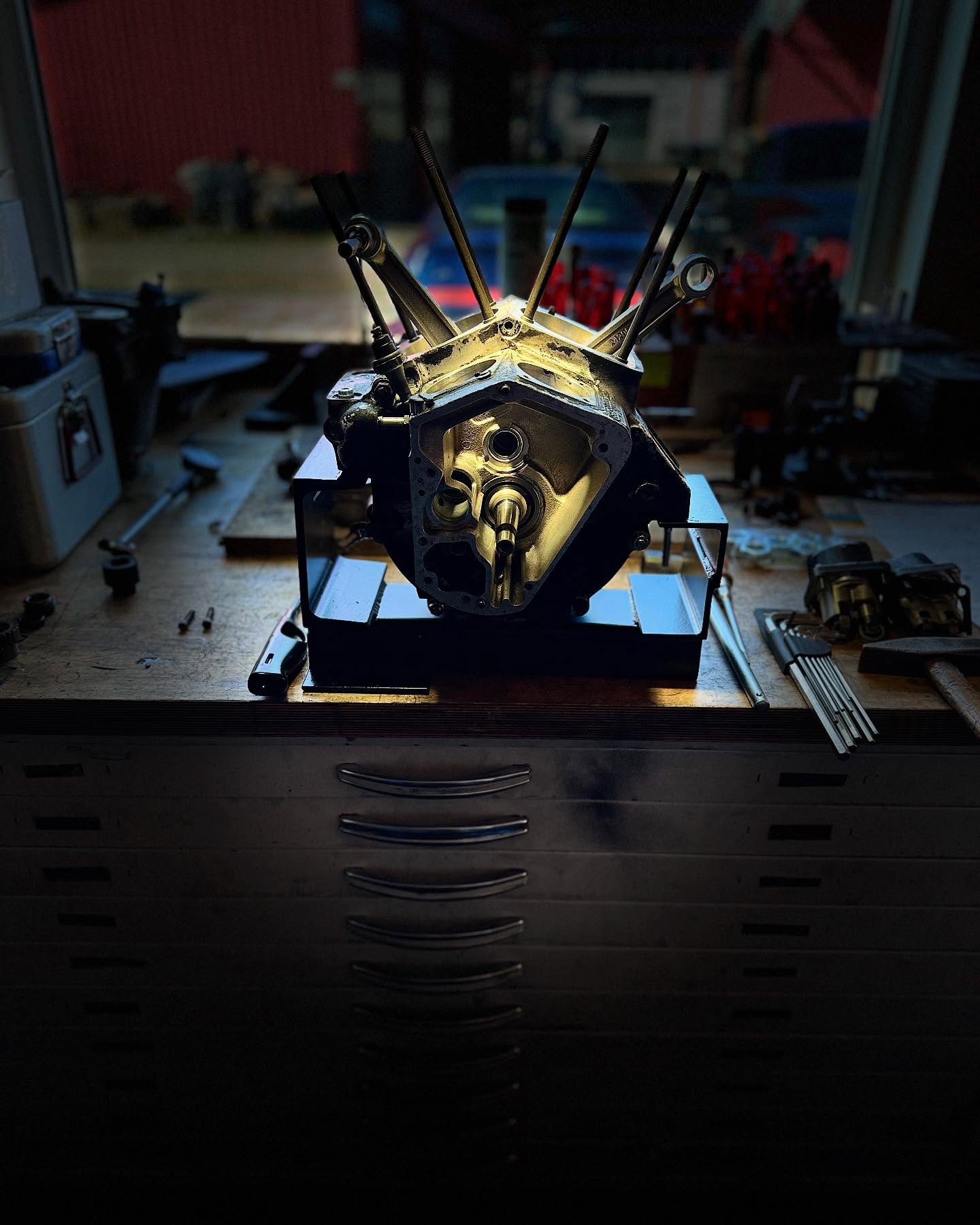 Sieht aus wie ein Herz?!
#harleyevo #motor #engine #harleyengine #motorinstandsetzung #motorrad #motorcycle #vengine #germanbikeprojekt by #robby