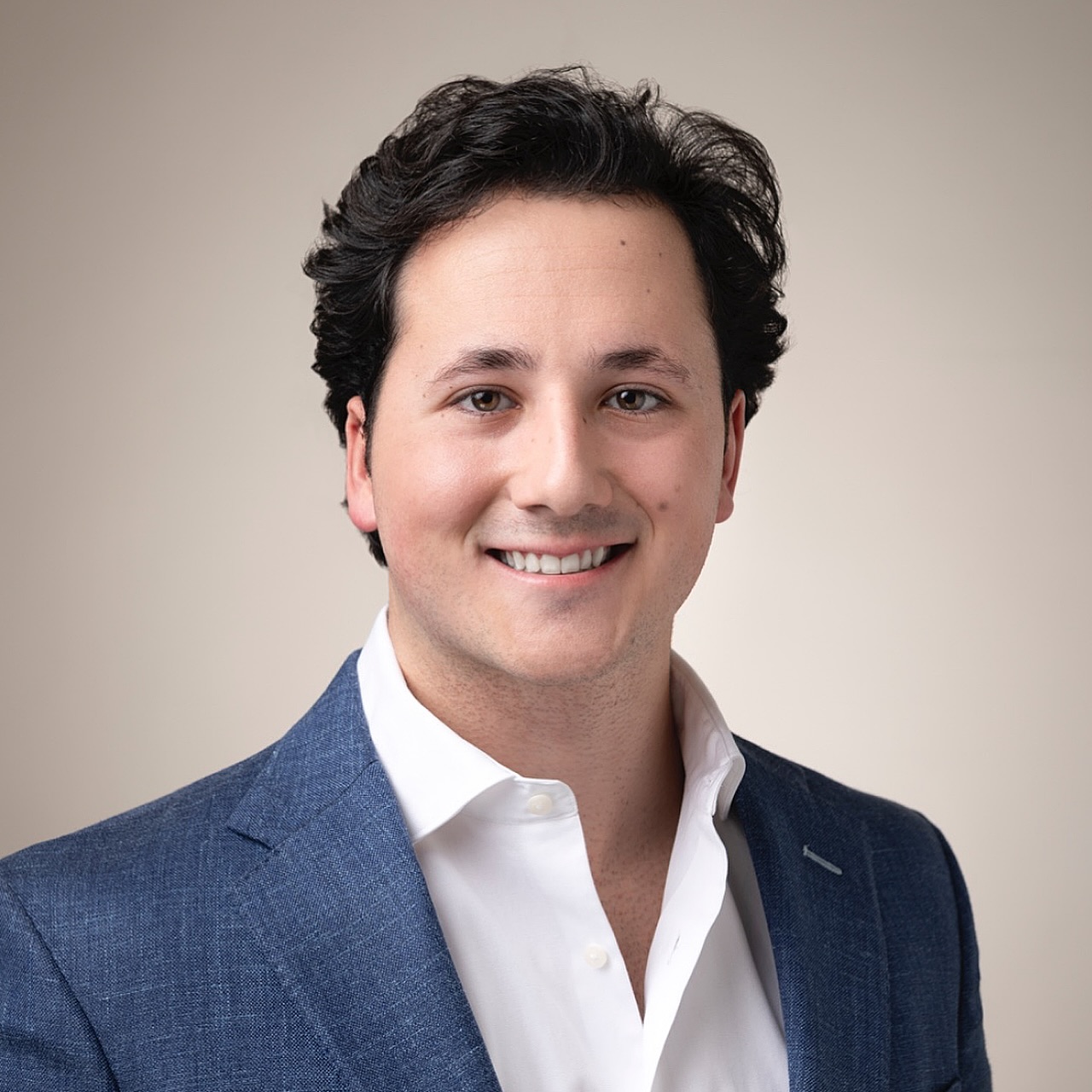 Retrato corporativo PLUS #photogear #corporateportrait #portrait #portraitmf #portraitphotography @profotoglobal #forbes #retratocorporativo #businessman #editorialphotoshoot #personalbranding #personalbrandingphotography #personalbrandphotographer #marcapersonal #linkedinportraits #retratoparalinkedin #headshots #headshotphotographer #ceo #headshotsession #d800 #leica #hasselblad