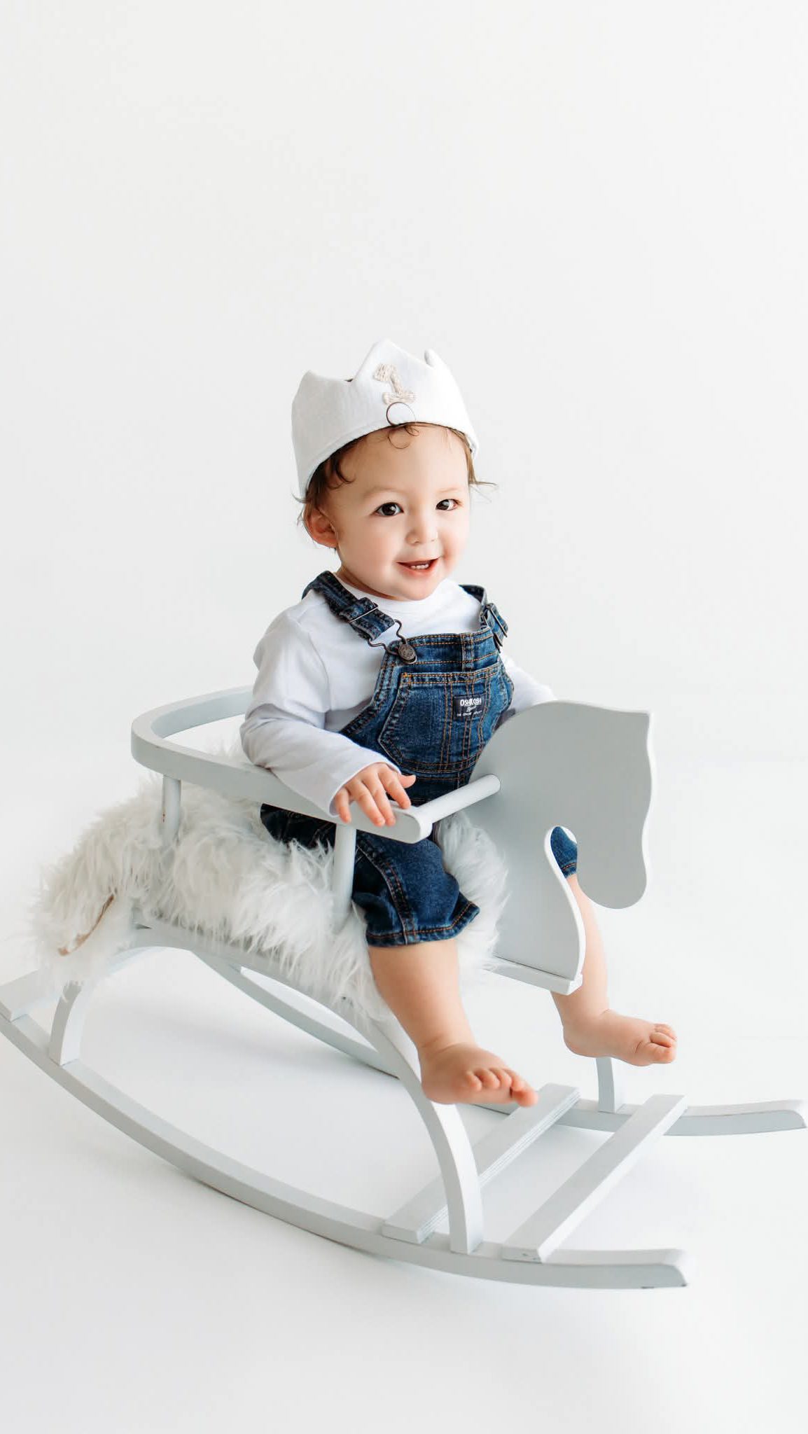 Celebrating one sweet year! This little guy had a blast digging into his cake and making the cutest mess. I’ve had the pleasure of documenting this milestone for his older brothers as well. It’s such a joy to be a part of a family’s special moments year after year! 🤍🎂
#oneyearofjoy #cakesmashfun #firstbirthdayphotoshoot #firstbirthdaysession #cakesmash #boisefirstbirthdayphotographer #boisechildrensphotographer #boisephotographystudio