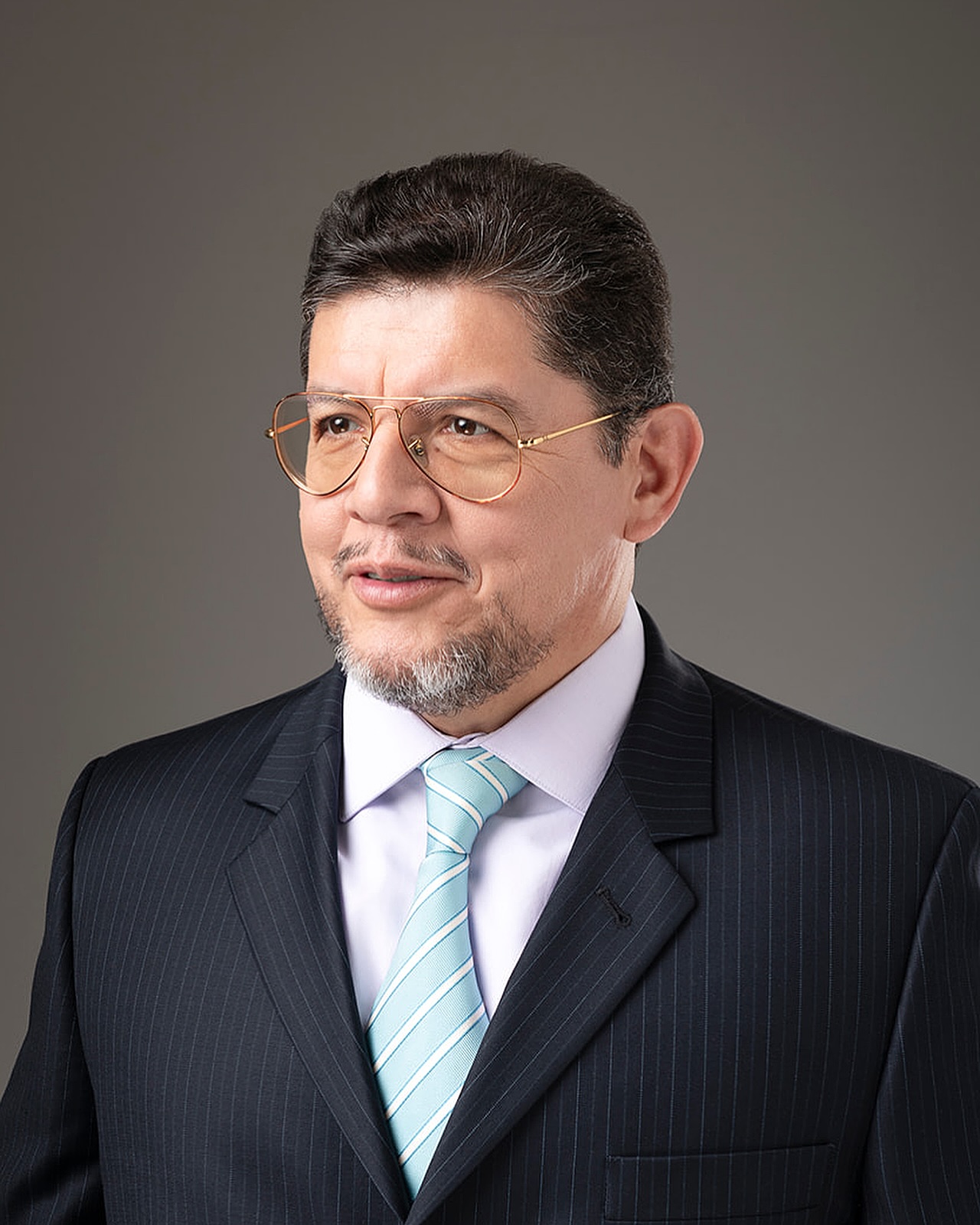 Retrato corporativo PLUS #photogear #corporateportrait #portrait #portraitmf #portraitphotography @profotoglobal #forbes #retratocorporativo #businessman #editorialphotoshoot #personalbranding #personalbrandingphotography #personalbrandphotographer #marcapersonal #linkedinportraits #retratoparalinkedin #headshots #headshotphotographer #ceo #headshotsession #d800 #leica #hasselblad