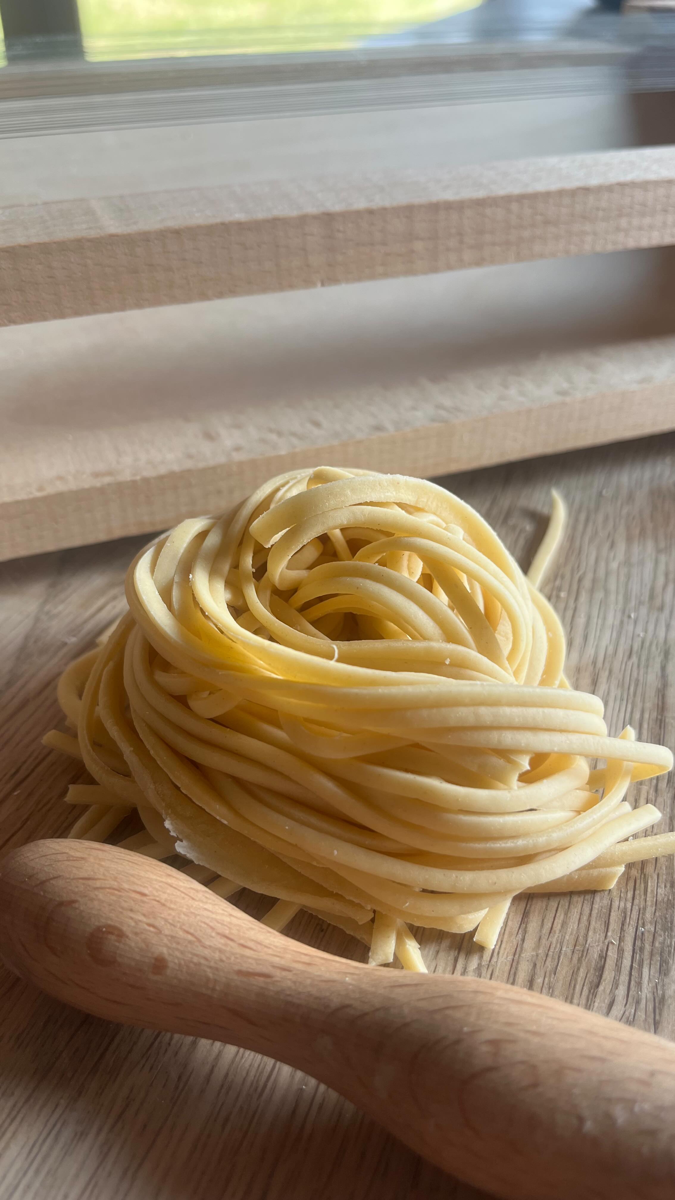 Spaghetti alla chitarra with a 10 minute roast zucchini and tomato cream. Oh, and burrata. What a combination! Chitarra are reordered and will soon be restocked on the @homemadepastastudio webshop, for anyone who wants this on their table asap.
•
•
•
•
•
#freshpasta #pastafresca #homemadepasta #pastalovers #foodie #eattheworld #foodforthesoul #goodmoodfood #pastalover #feedfeed #italiancooking #onmytable #girlswithgluten #chosepasta #foryoupage #explore #workshop #pastatools #italiantools #brasspastatools #madeinitaly #spaghettiallachitarra #chitarrapasta
