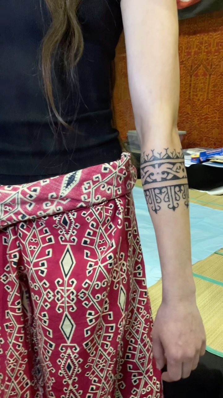 Borneo armband tattoo designs on @jessielynnp_913 , done with traditional methods at @chicagotattooartsfestival . Thanks to everyone who stopped by the booth last weekend. I’ll See you all again next year!
I still have availability at @greatlakestattoo April 3rd 11.30am-3pm email me at borneospiral@gmail.com for appointment
#borneotattoo #handtappingtattoo #tribaltattoo #borneo #tribaltattoos #tattoopunks #tribal #chicago #stickandpoke #stickandpoketattoo #blackworktattoo #armbandtattoo #lineworktattoo