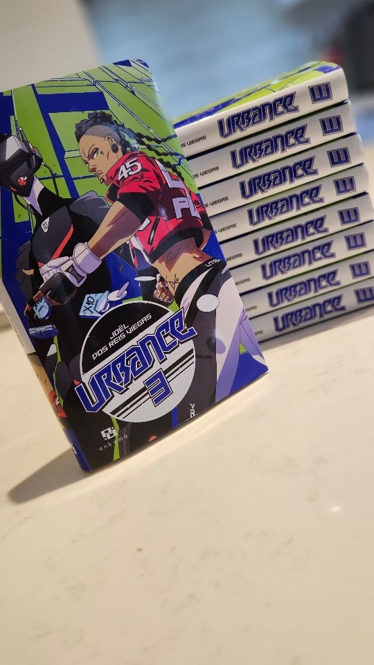 Ca y est, il est la, entre mes mains et particulièrement réussi ce troisième tome! Des mois et des mois passés à écrire, storyboarder, réécrire, cleaner et coloriser chaque page avec le même soin que la précédente. Merci à @hermannpskayode et @valouchpiche pour leur aide précieuse! Et merci à mes éditrices qui savent faire ressortir le meilleur de moi-même, comme à chaque fois :) le tome 3 débarque le 18 avril!
@ankama_editions @urbancetv @la_boite_de_diffusion #urbance #mangafr #artoninstagram #urbancemanga #mangafrancais #comics #art #bd #mangas #ankama #unboxing #unboxingvideo #wtf #wow #comicbookartist #comicbook