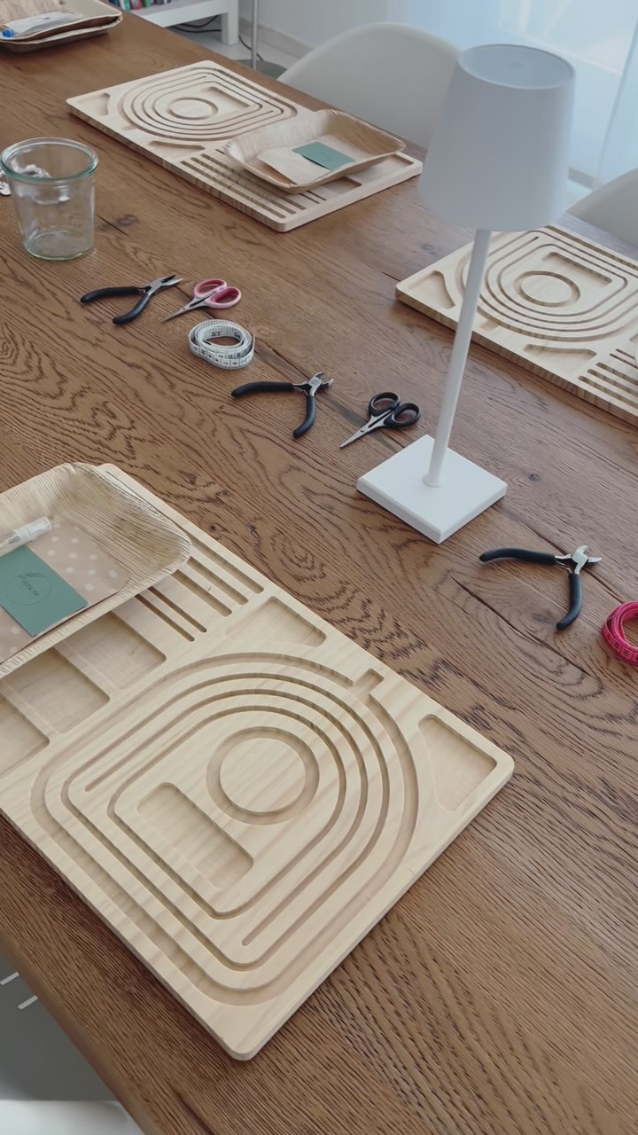 Heute durfte ich wieder wunderbare Teilnehmer zu meinem Edelstein Schmuckkurs begrüßen! 💎 Es ist immer ein ganz besonderes Erlebnis, ihre strahlenden Gesichter zu sehen, wenn sie mit ihren eigenen Kreationen arbeiten. Jeder bringt seine eigene Kreativität und Leidenschaft mit, und es macht so viel Freude zu beobachten, wie glücklich und entspannt sie am Ende sind. 🌟 Ich bin unendlich dankbar für diese gemeinsamen Momente und die einzigartigen Schmuckstücke, die dabei entstehen!
Der nächste Workshop für Eltern & Kind findet am 24.5. statt. Ich freue mich darauf! Weitere Informationen findest Du auf meiner Homepage.
#EdelsteinSchmuckkurs #Kreativität #Glücksmomente #diy
#schmuck