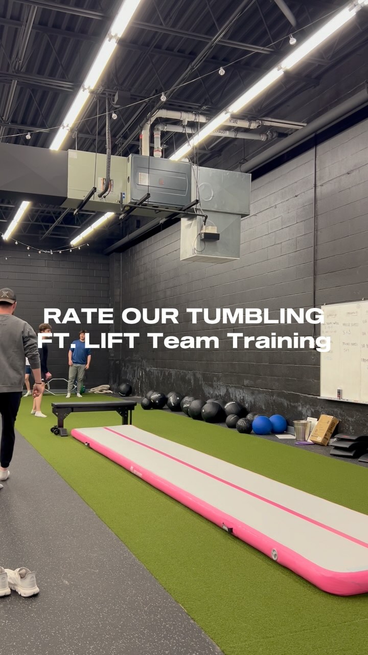 TUMBLING WITH THE TEAM🤣
•
This is how you prep for a sports performance session.
So many “elite” athletes struggle with basic tumbling and coordination drills.
They get better at low level tumbling and they also gain better body proprioception.
Sometimes the fun warm ups aren’t just fun and games.