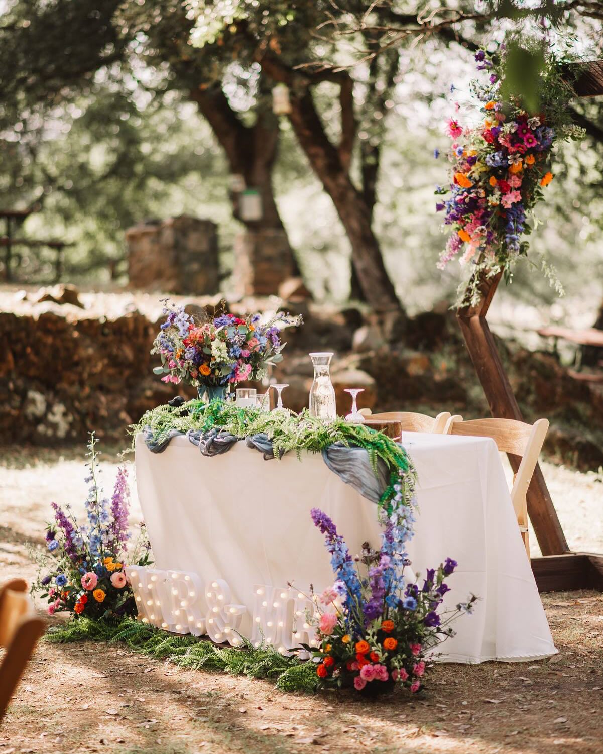 Don’t Forget to Eat!
Wedding days = go, go, go. But your body needs fuel!
Pack snacks, eat a solid lunch, and keep water nearby.
Trust us — a fed bride is a happy bride 😅
Coordination: @eventsbynicki
DJ: @function45dj
Floral: @wildly_designed
Photo: @maddyedmundsphoto
Hair & Make up: @lavendersalonandblowoutbar
Dessert Bar: @ebnsocial
Venue: american_river_resort
Dance Floor: bicknerdancefloors
Bartending: @freddyclemens27
Couple: @dill_hamm @manduh1193
#WeddingTips #WeddingDaySnacks #EatBeforeIDo #WeddingPlanning101 #BrideLife